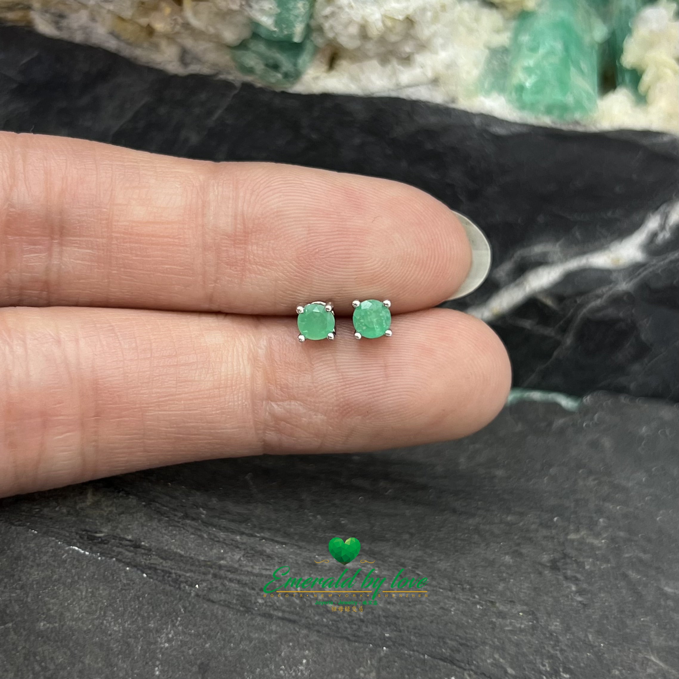 Boucles d'oreilles à tige en argent sterling avec émeraudes rondes naturelles de Colombie à 4 griffes