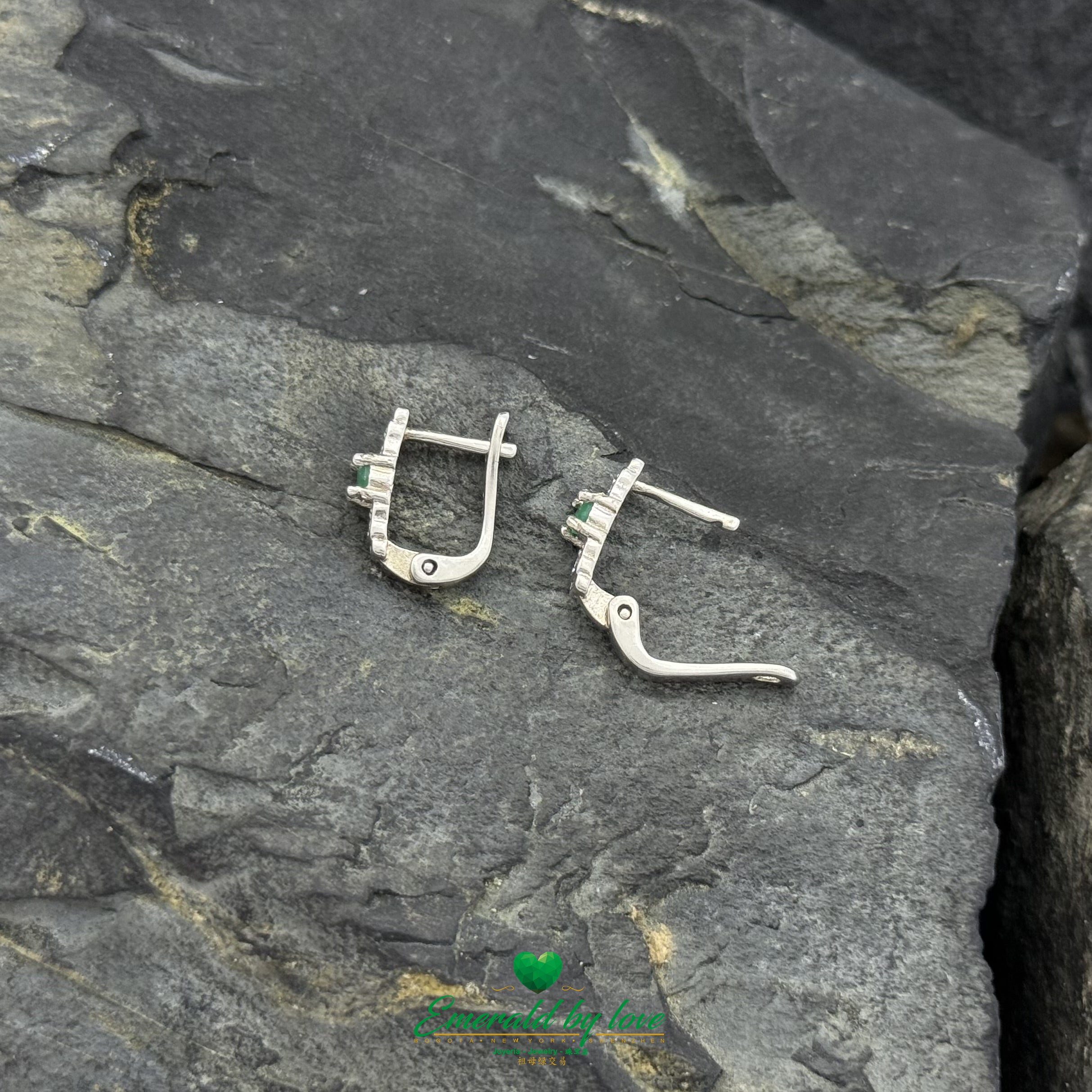 Small Hoops with Central Emerald and Sleek Fitted Design