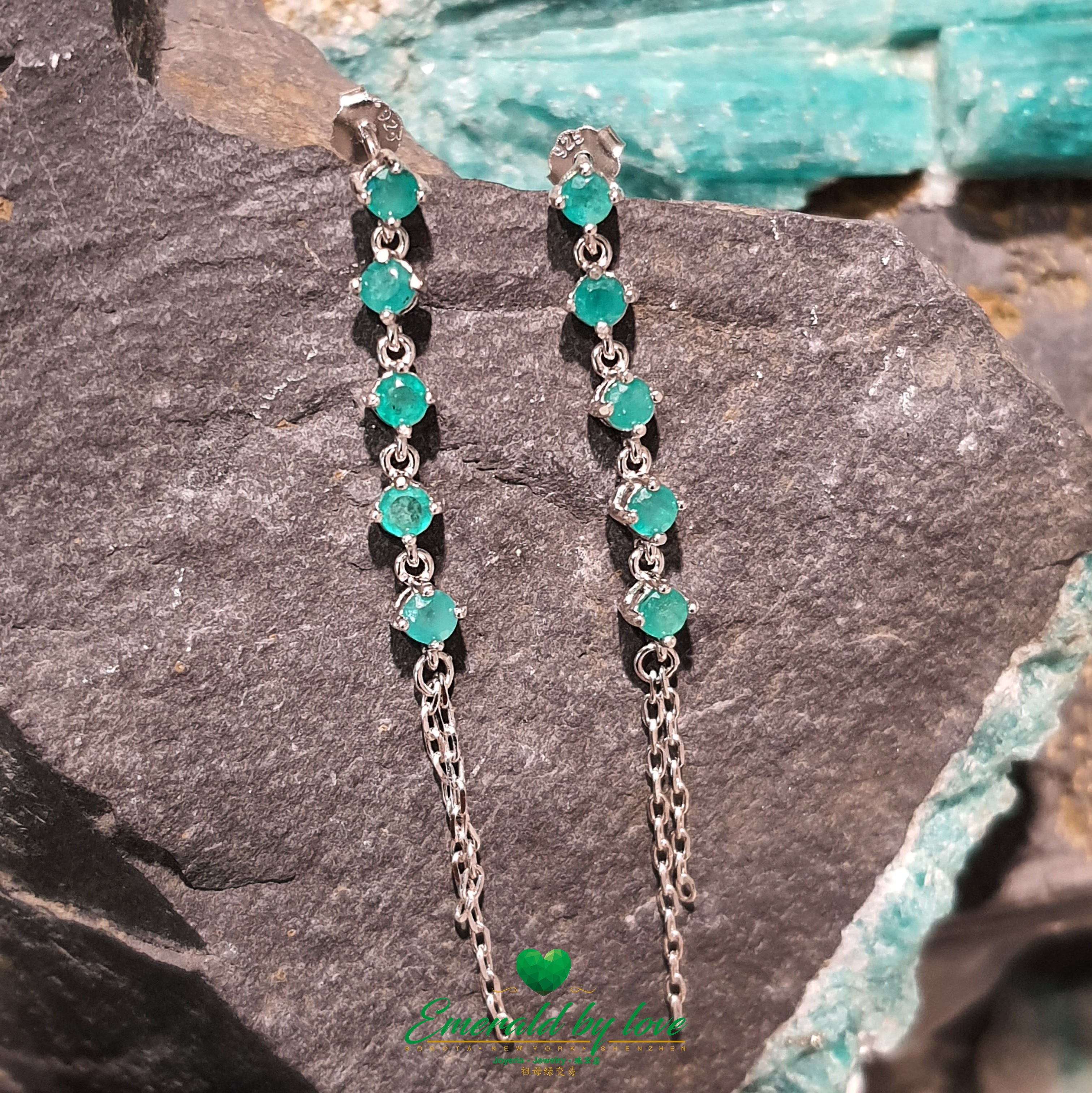 Boucles d'oreilles longues Fashionista en argent avec émeraudes rondes de Colombie
