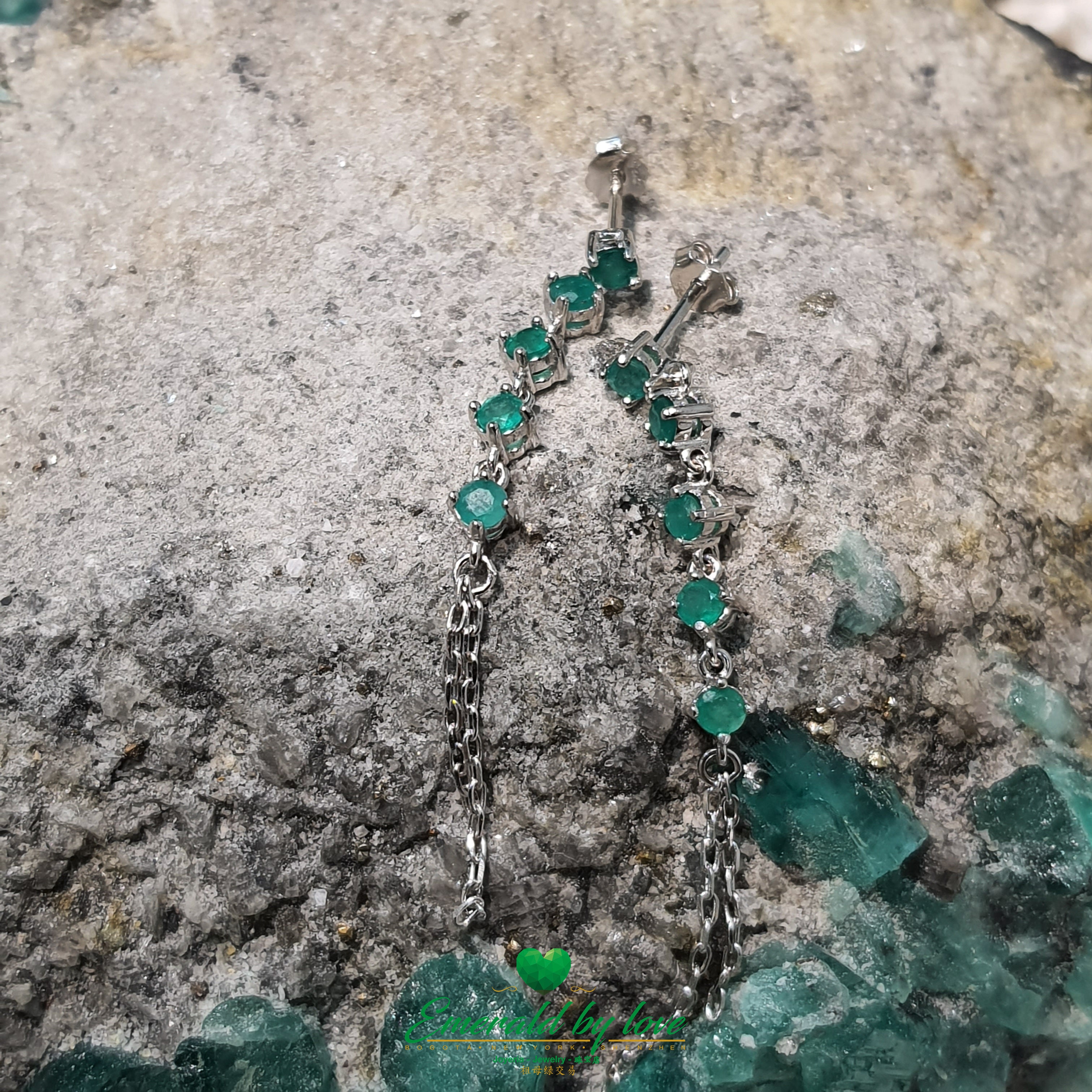 Boucles d'oreilles longues Fashionista en argent avec émeraudes rondes de Colombie