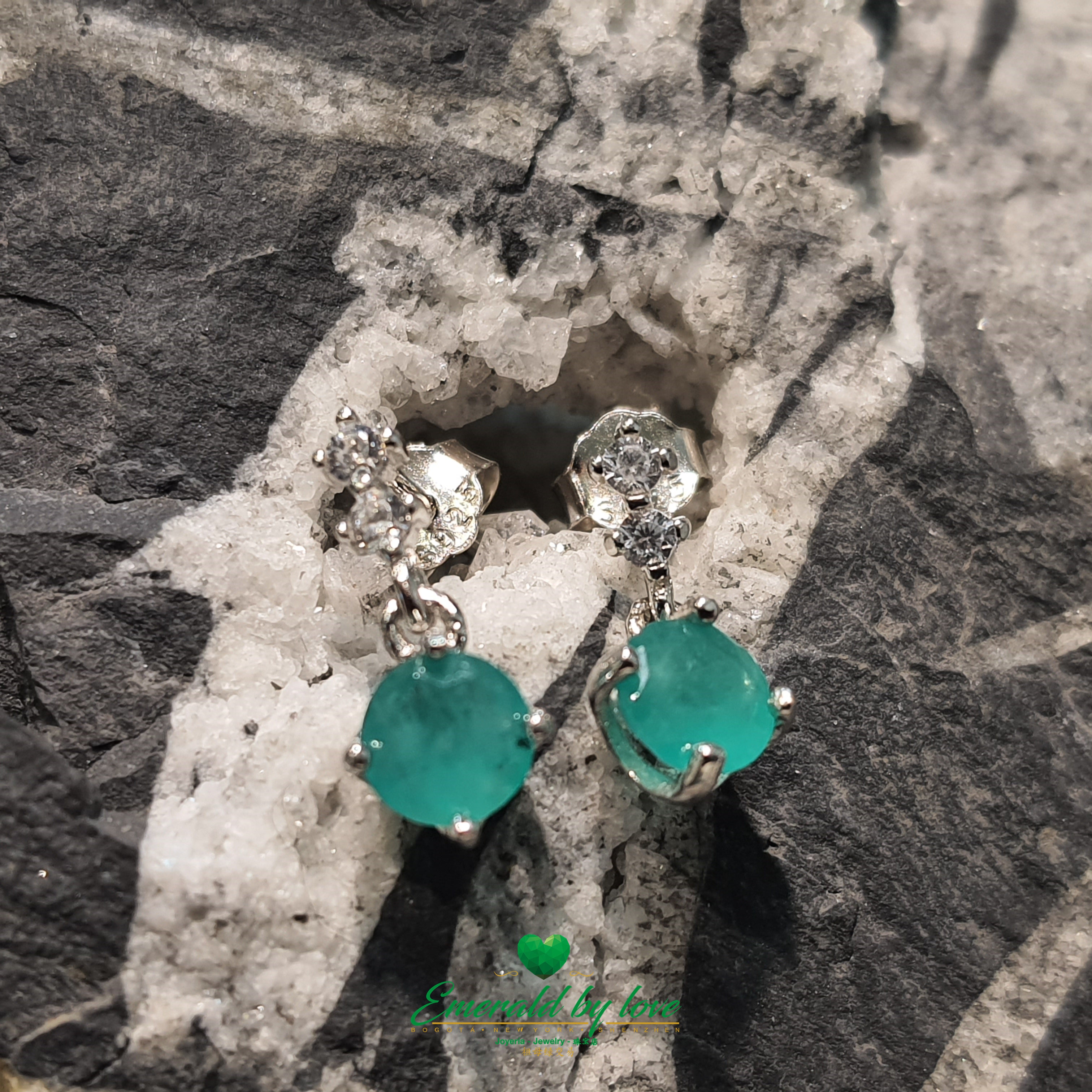 Boucles d'oreilles en argent avec doubles zircons et émeraudes colombiennes rondes centrales