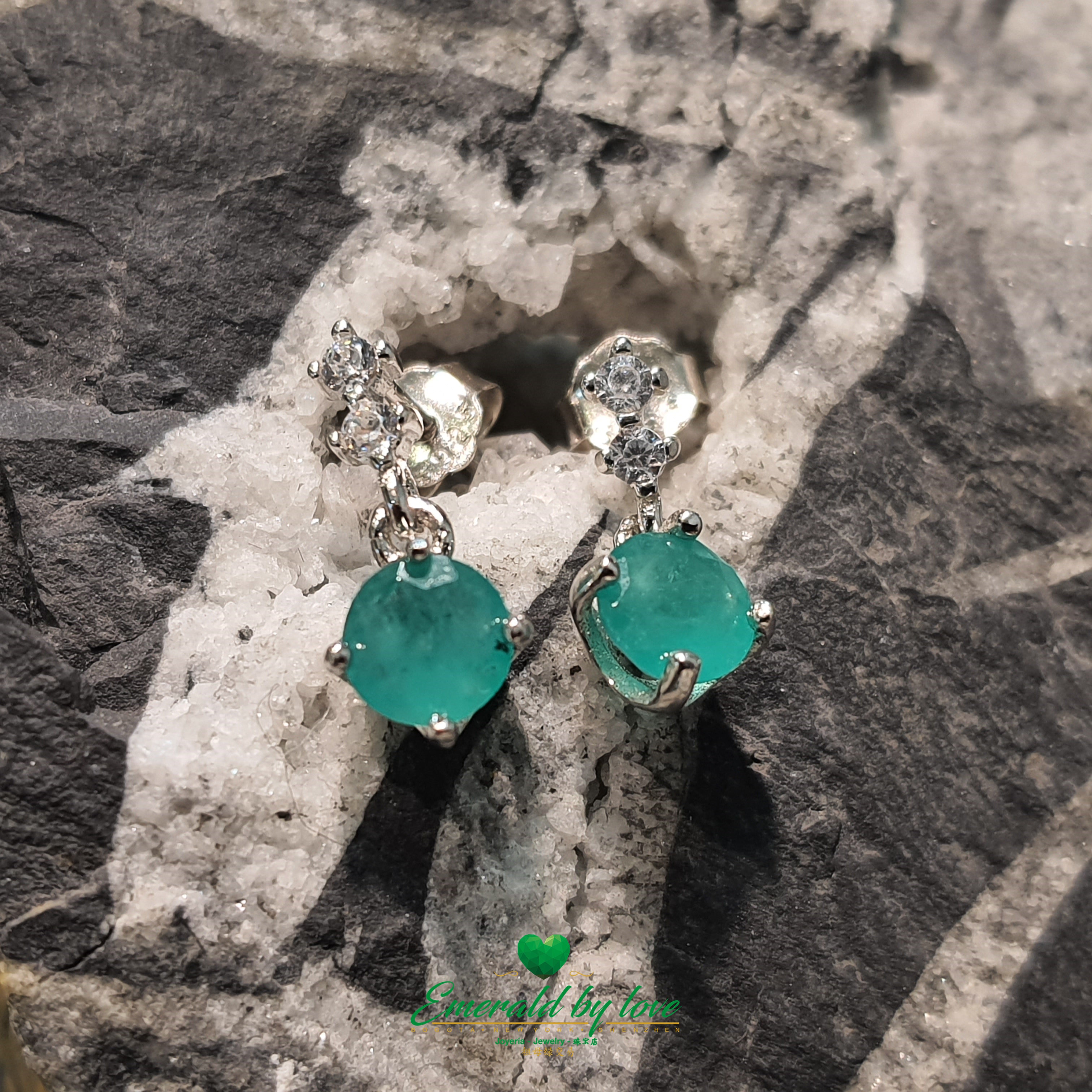 Boucles d'oreilles en argent avec doubles zircons et émeraudes colombiennes rondes centrales