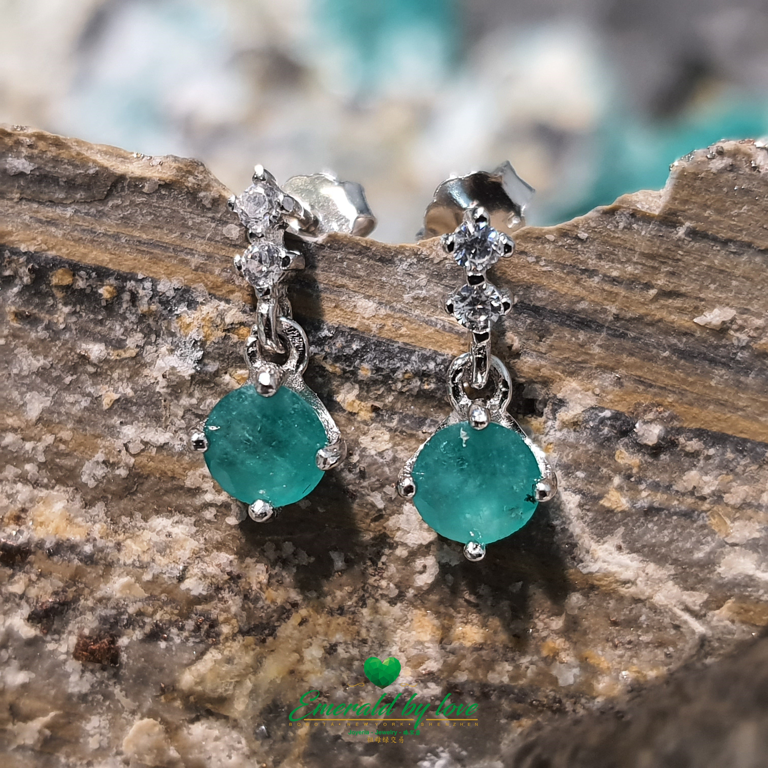 Boucles d'oreilles en argent avec doubles zircons et émeraudes colombiennes rondes centrales