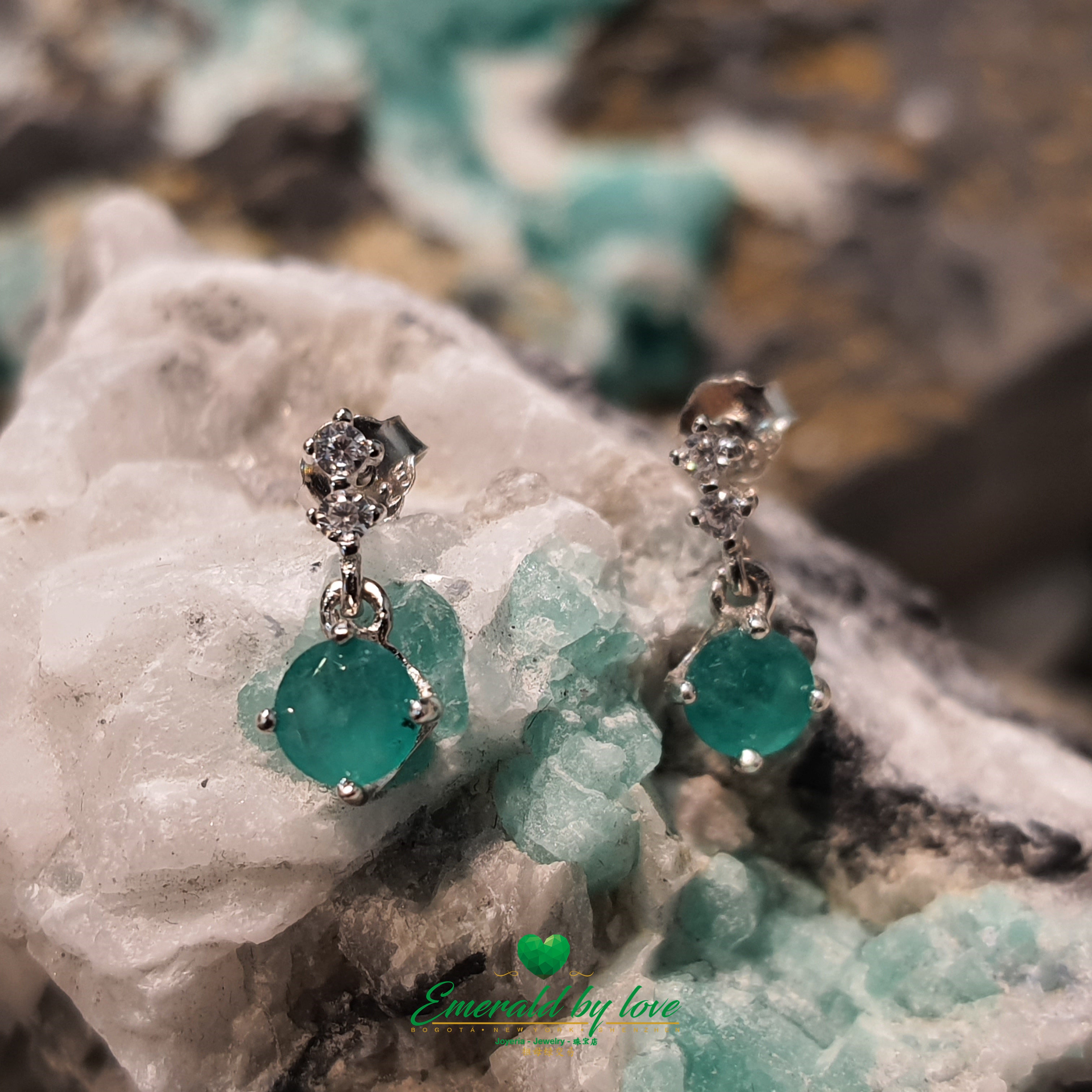 Boucles d'oreilles en argent avec doubles zircons et émeraudes colombiennes rondes centrales