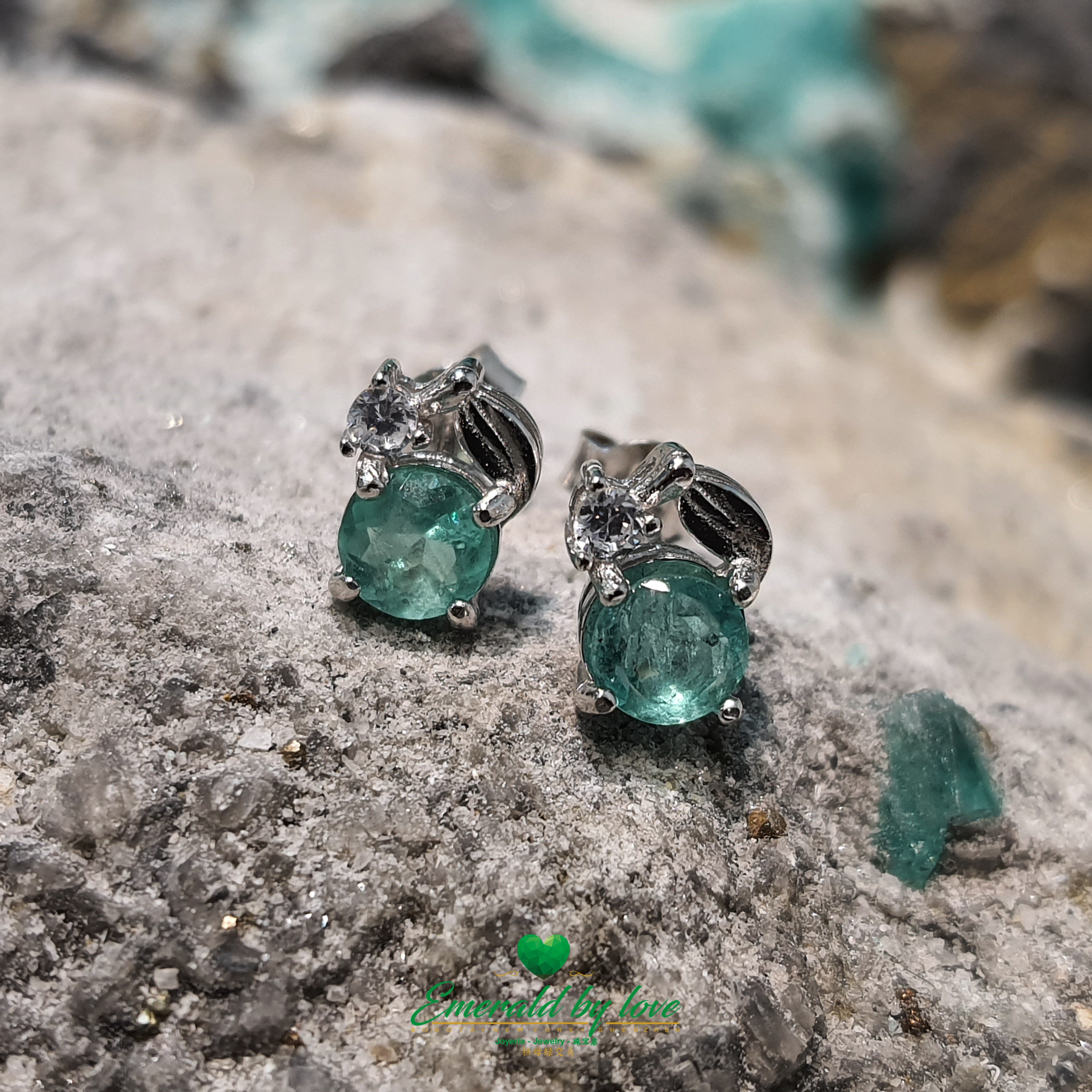 Boucles d'oreilles en forme de fleur de cerisier en argent sterling avec accents de cristal émeraude et de zircon