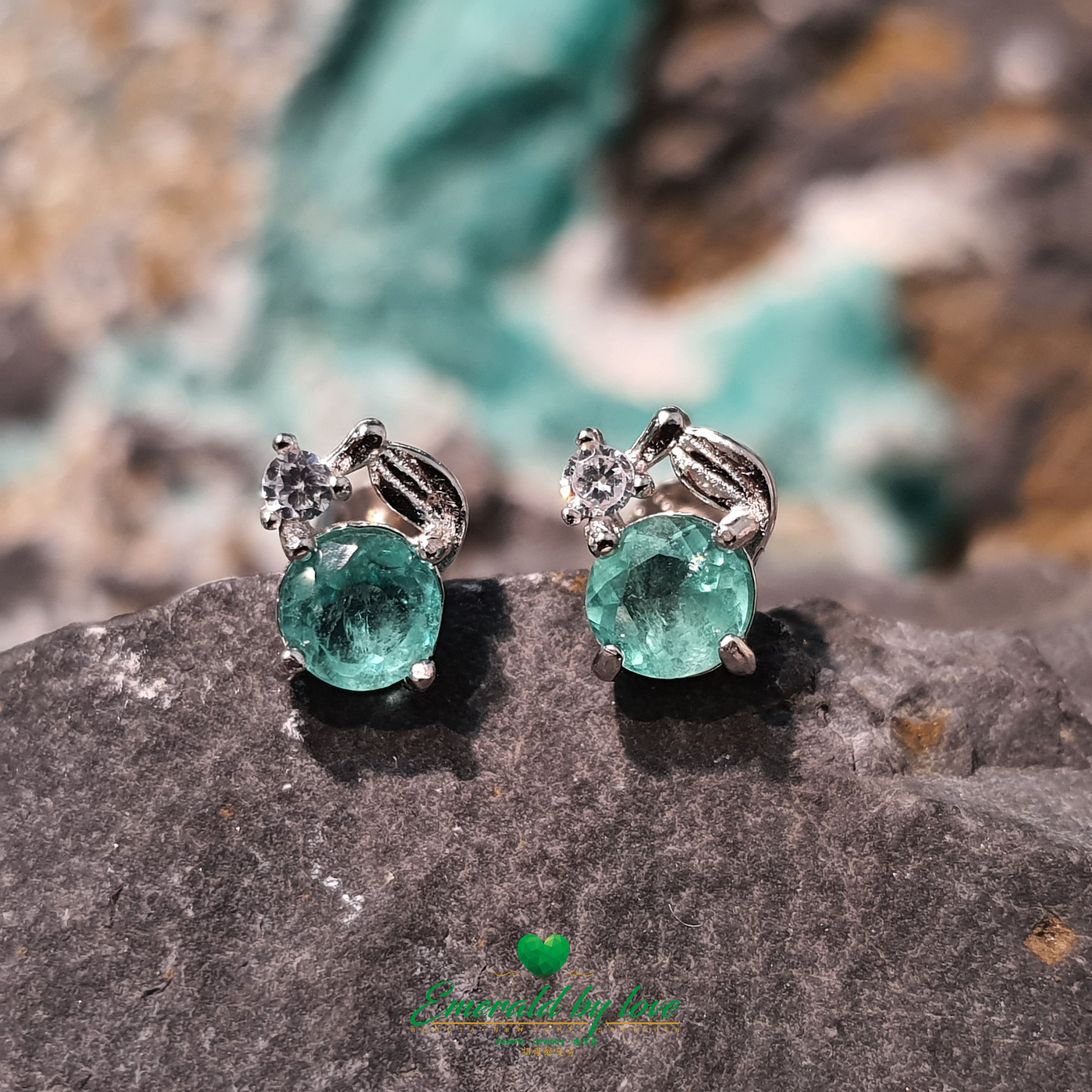 Boucles d'oreilles en forme de fleur de cerisier en argent sterling avec accents de cristal émeraude et de zircon