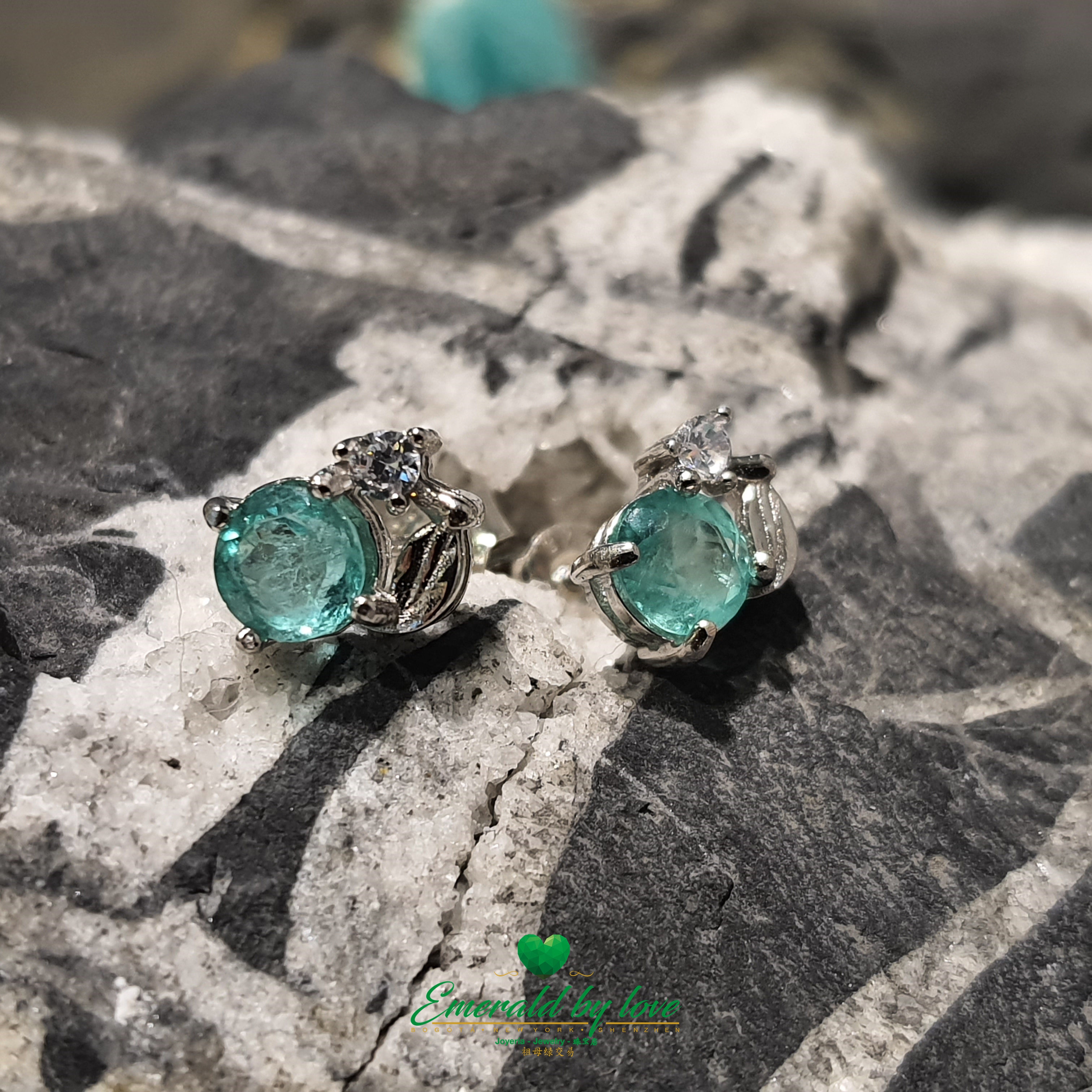 Boucles d'oreilles en forme de fleur de cerisier en argent sterling avec accents de cristal émeraude et de zircon