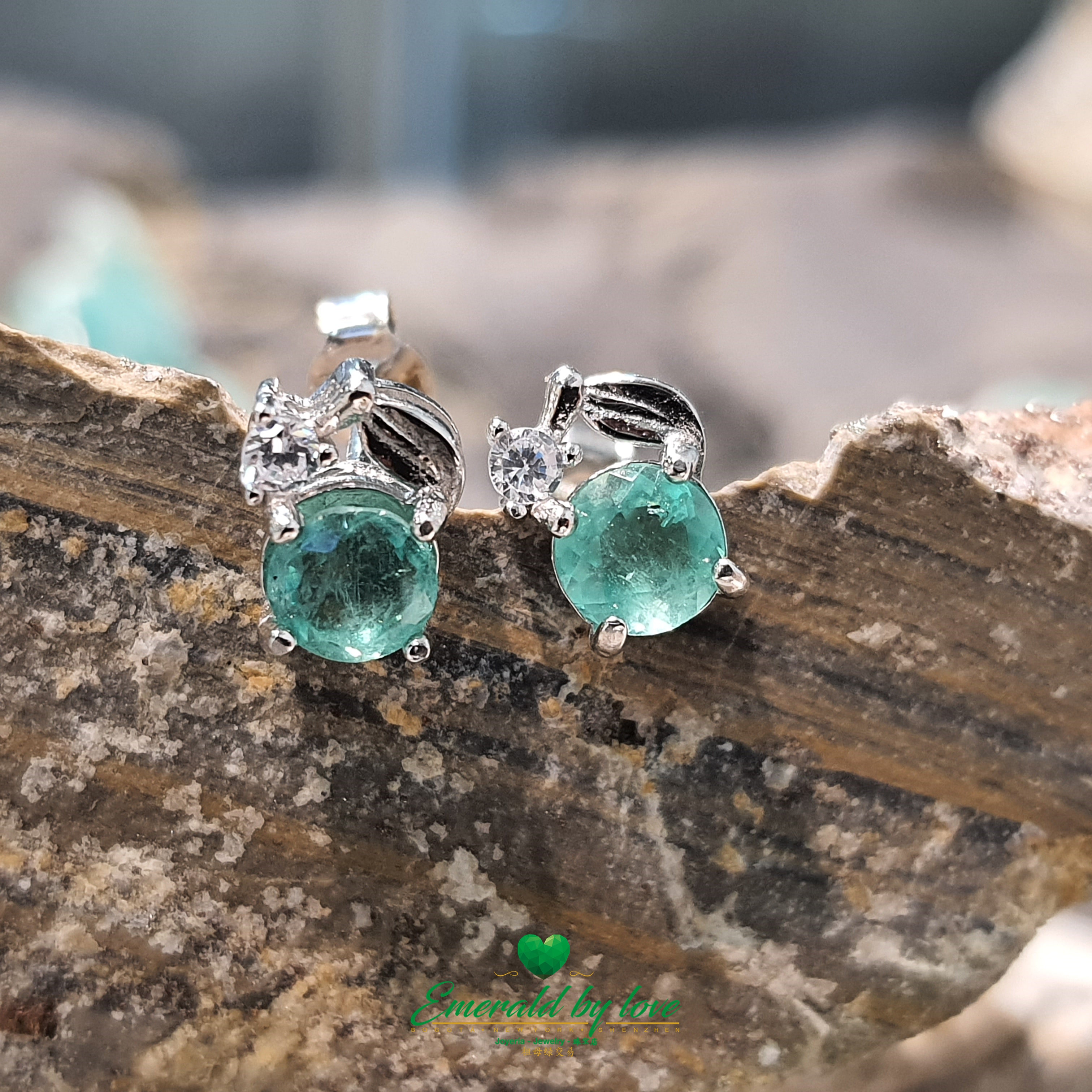 Boucles d'oreilles en forme de fleur de cerisier en argent sterling avec accents de cristal émeraude et de zircon