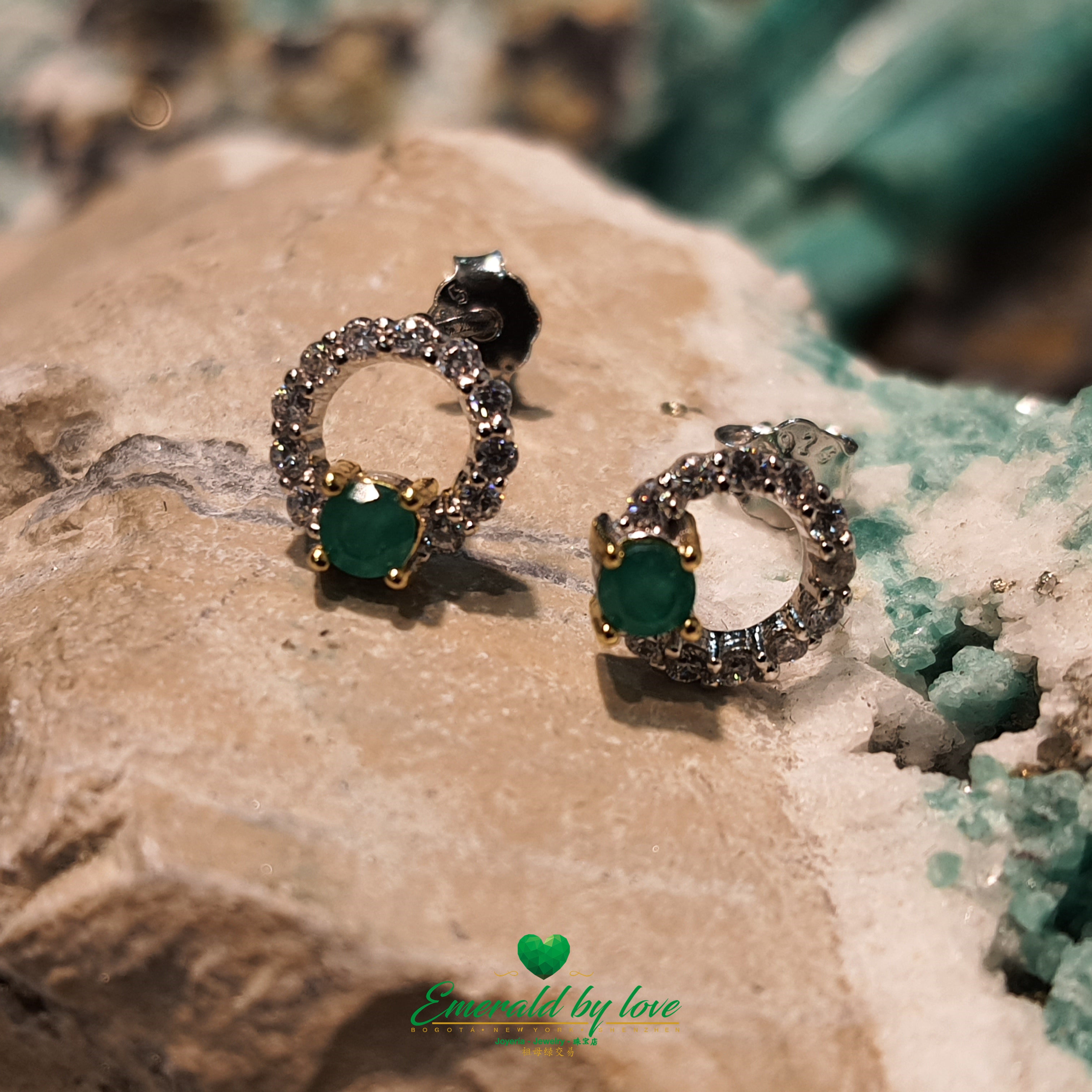 Aretes Modernos Circulares de Plata con Esmeraldas Colombianas Redondas