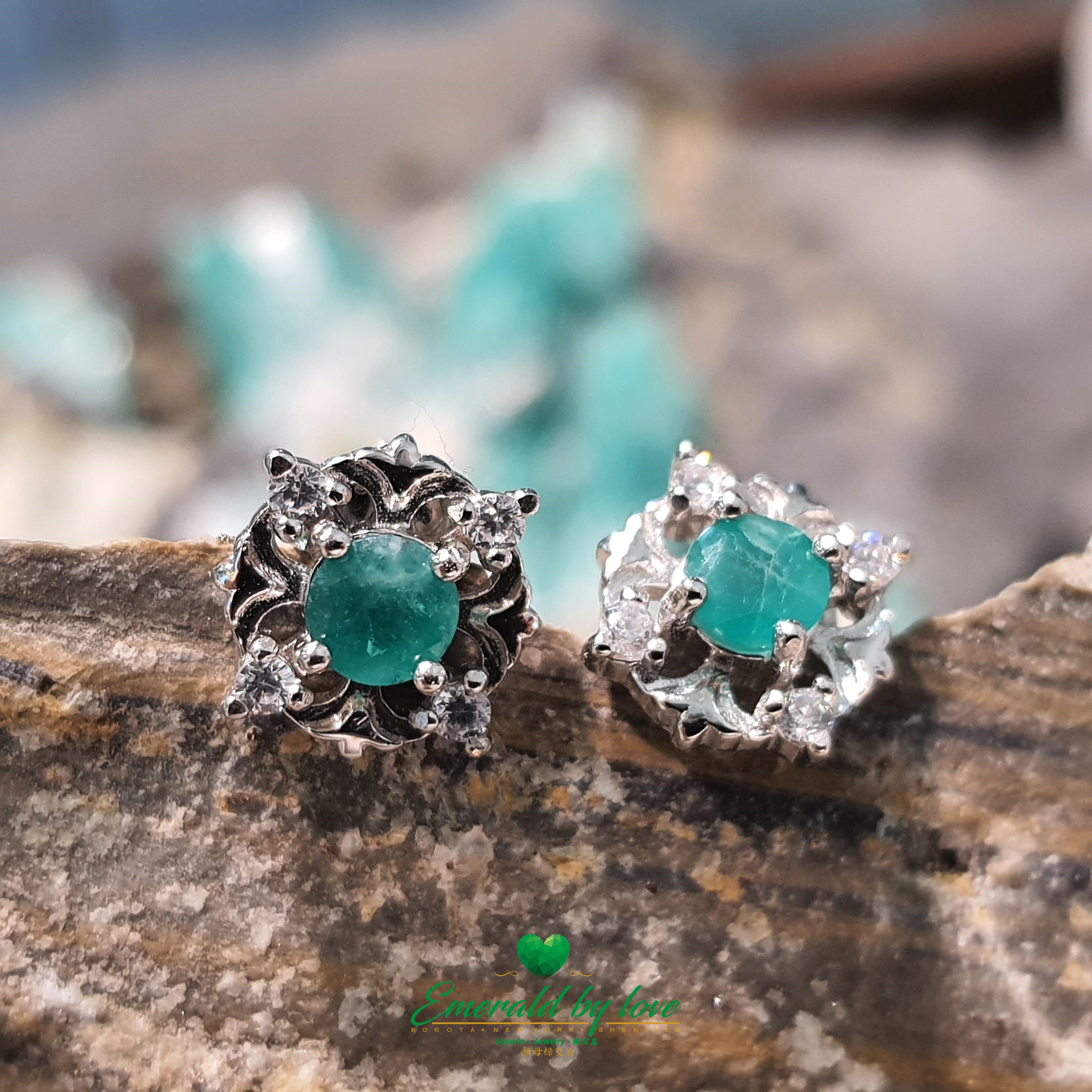 Boucles d'oreilles élégantes en argent avec émeraudes colombiennes rondes au design floral