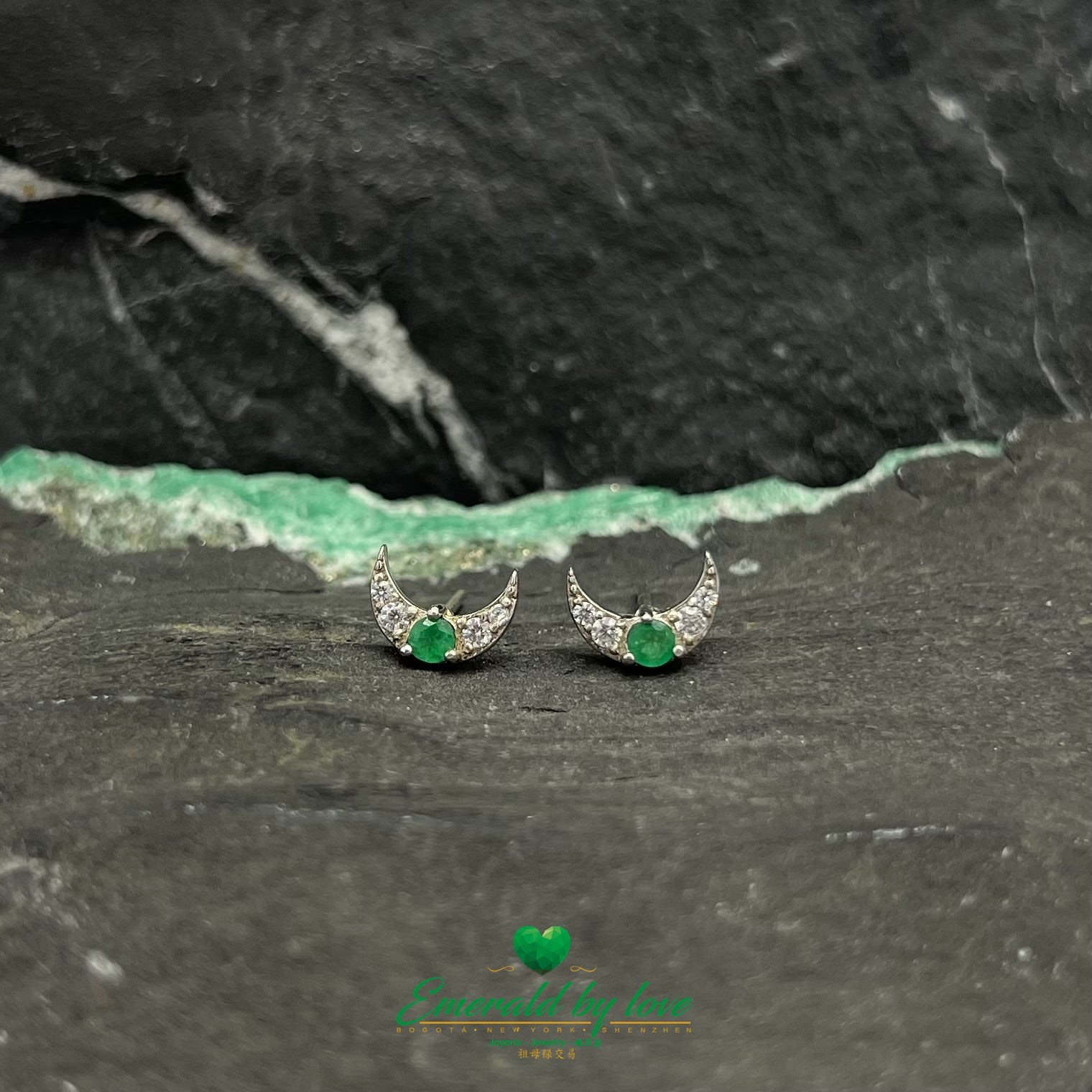 Boucles d'oreilles en forme de croissant de lune en argent sterling avec émeraude centrale ronde