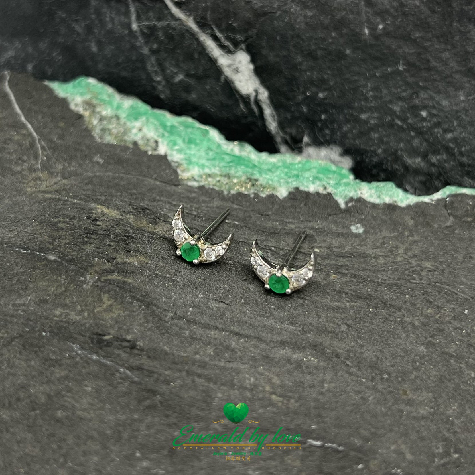 Boucles d'oreilles en forme de croissant de lune en argent sterling avec émeraude centrale ronde