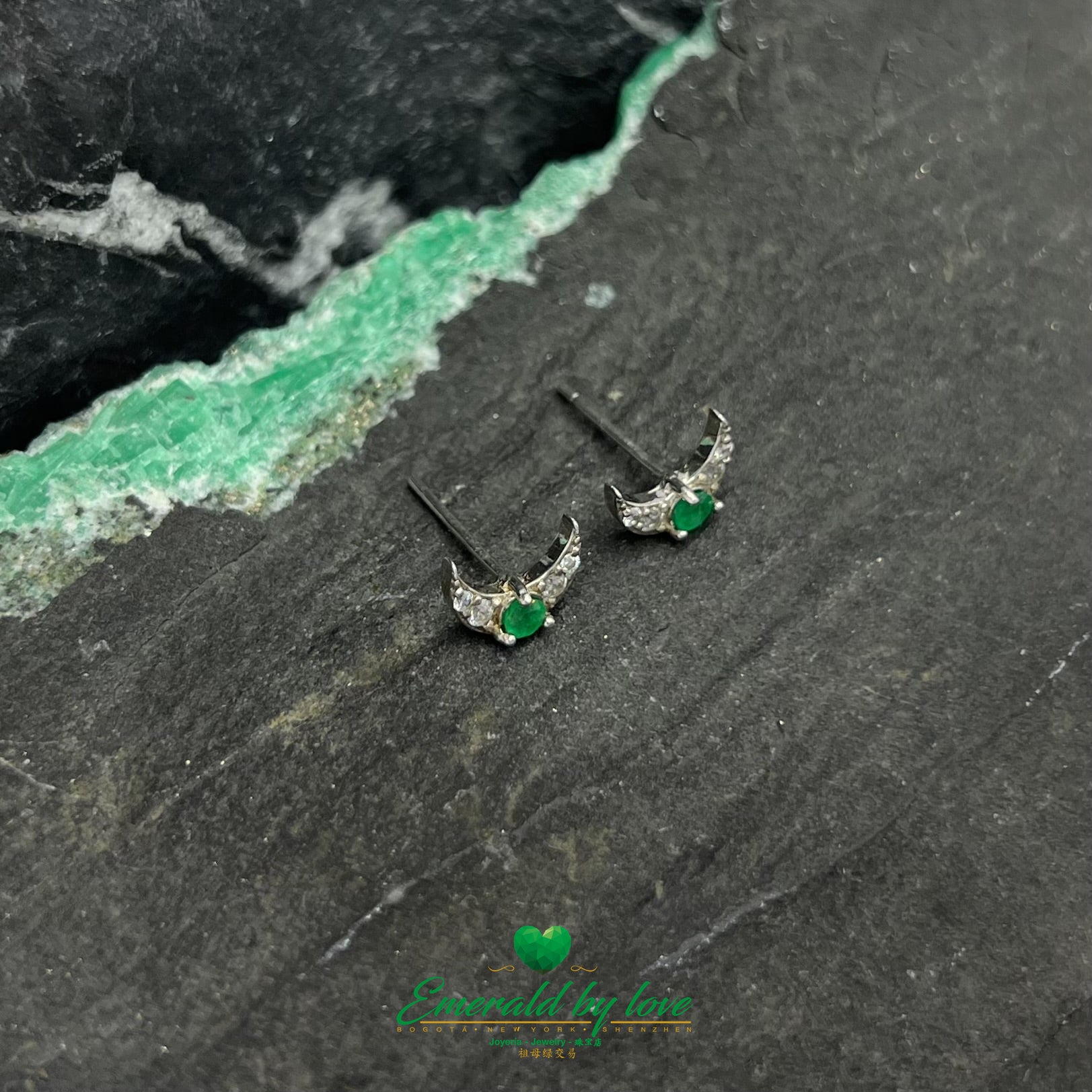 Boucles d'oreilles en forme de croissant de lune en argent sterling avec émeraude centrale ronde