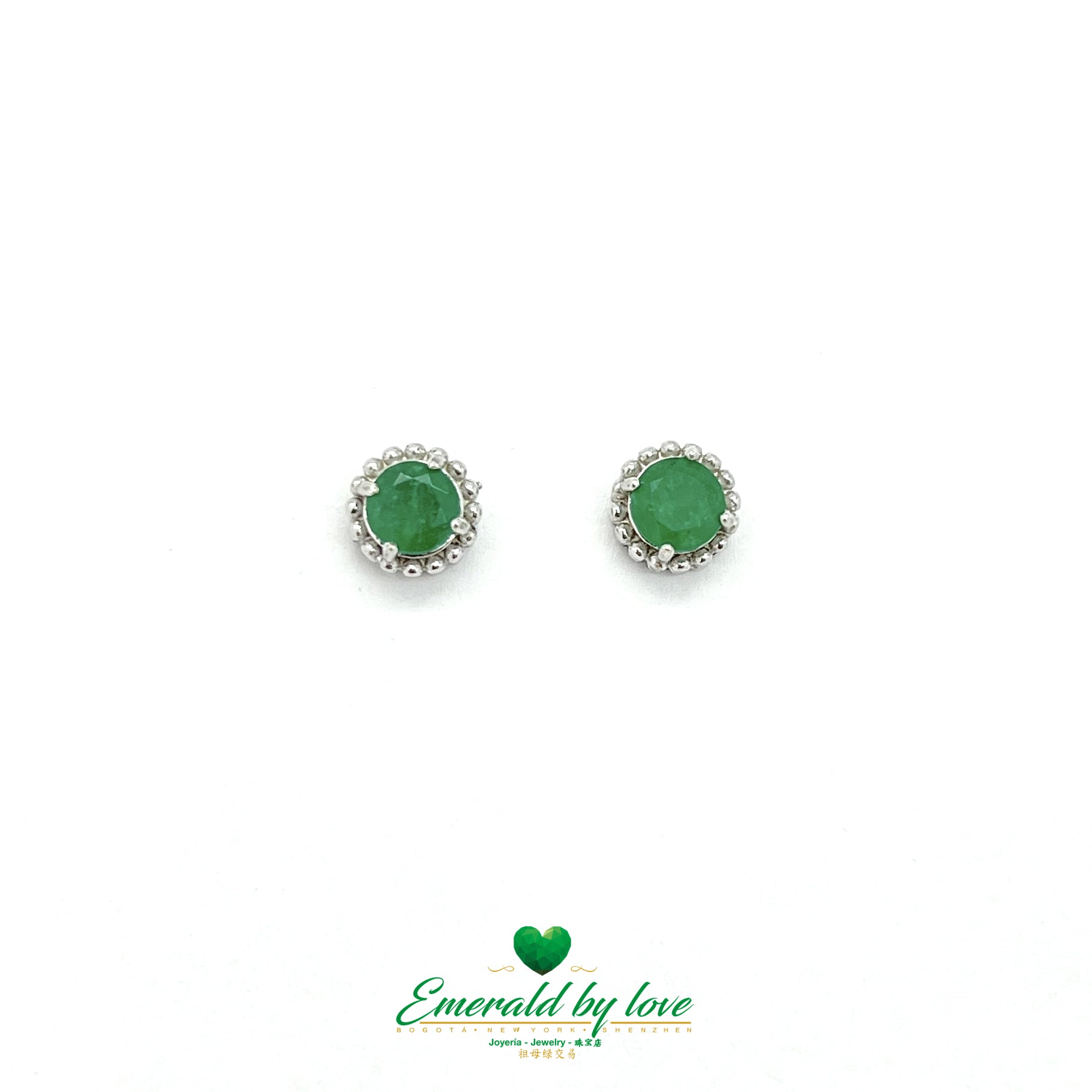 Boucles d'oreilles délicates en argent sterling avec émeraude ronde sur un lit floral en argent