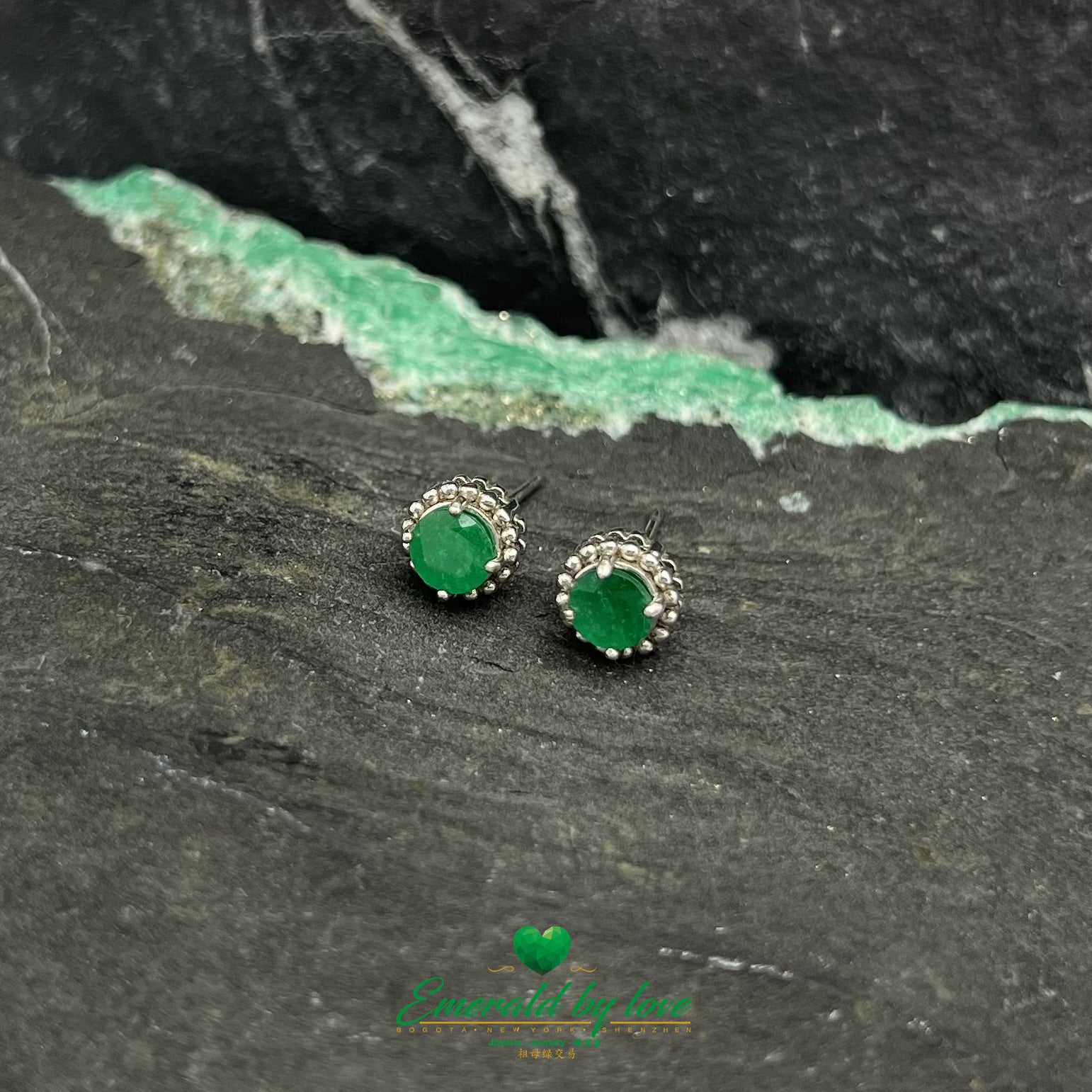 Boucles d'oreilles délicates en argent sterling avec émeraude ronde sur un lit floral en argent