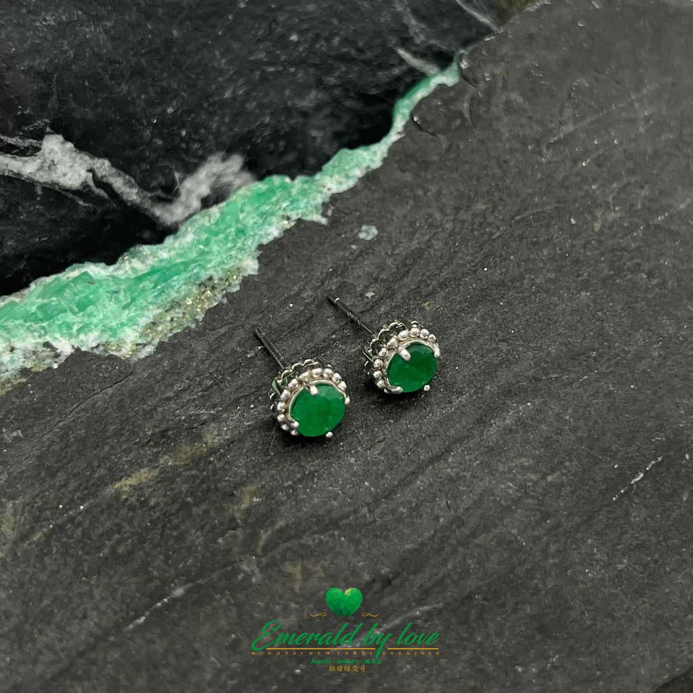 Boucles d'oreilles délicates en argent sterling avec émeraude ronde sur un lit floral en argent