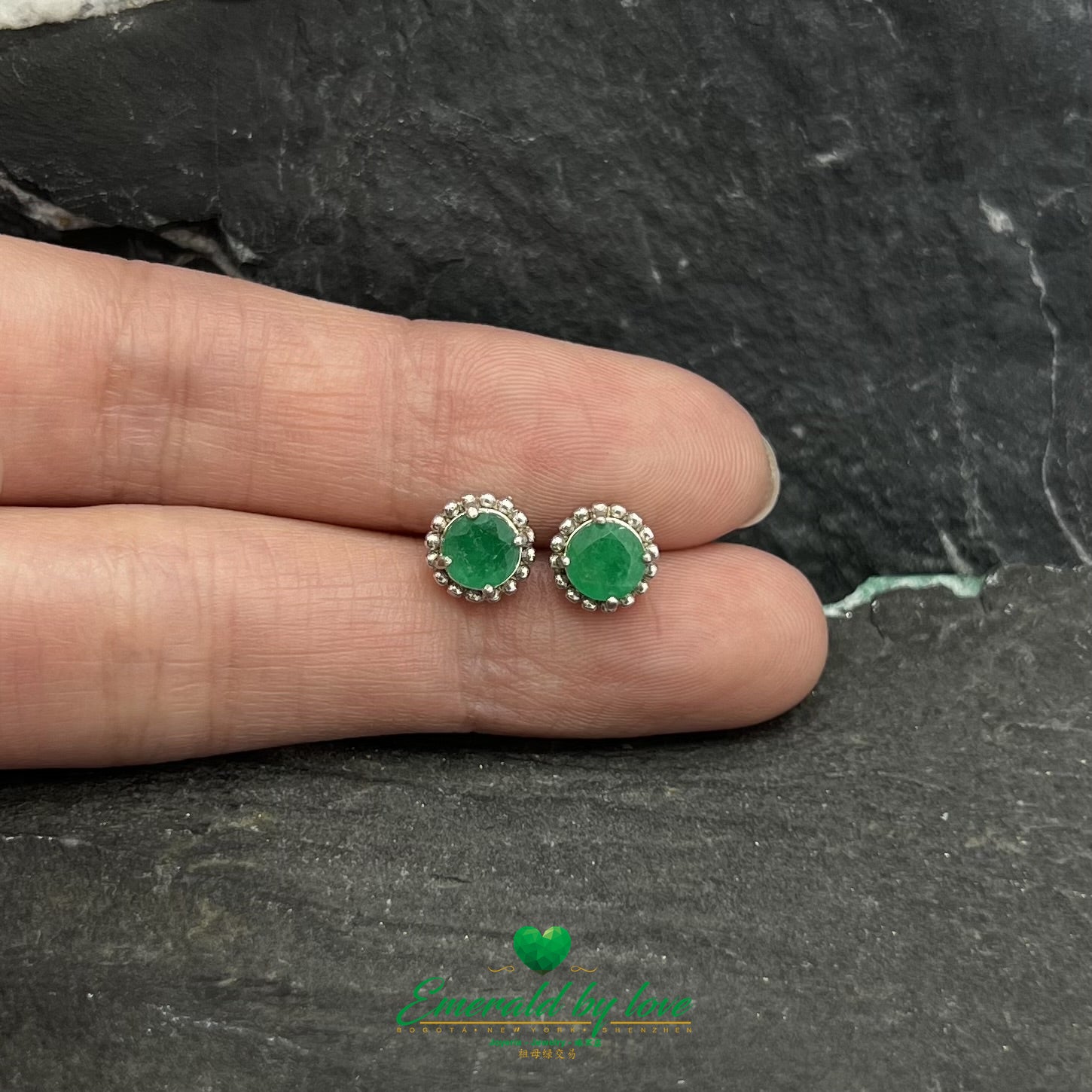 Boucles d'oreilles délicates en argent sterling avec émeraude ronde sur un lit floral en argent