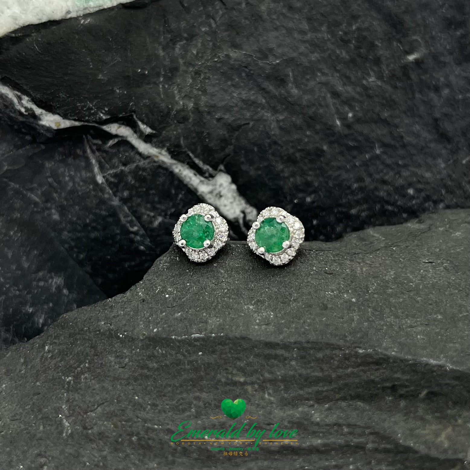 Pendientes de Plata de Ley con Borde Redondo y Esmeralda Redonda Central Rodeada de Circonitas