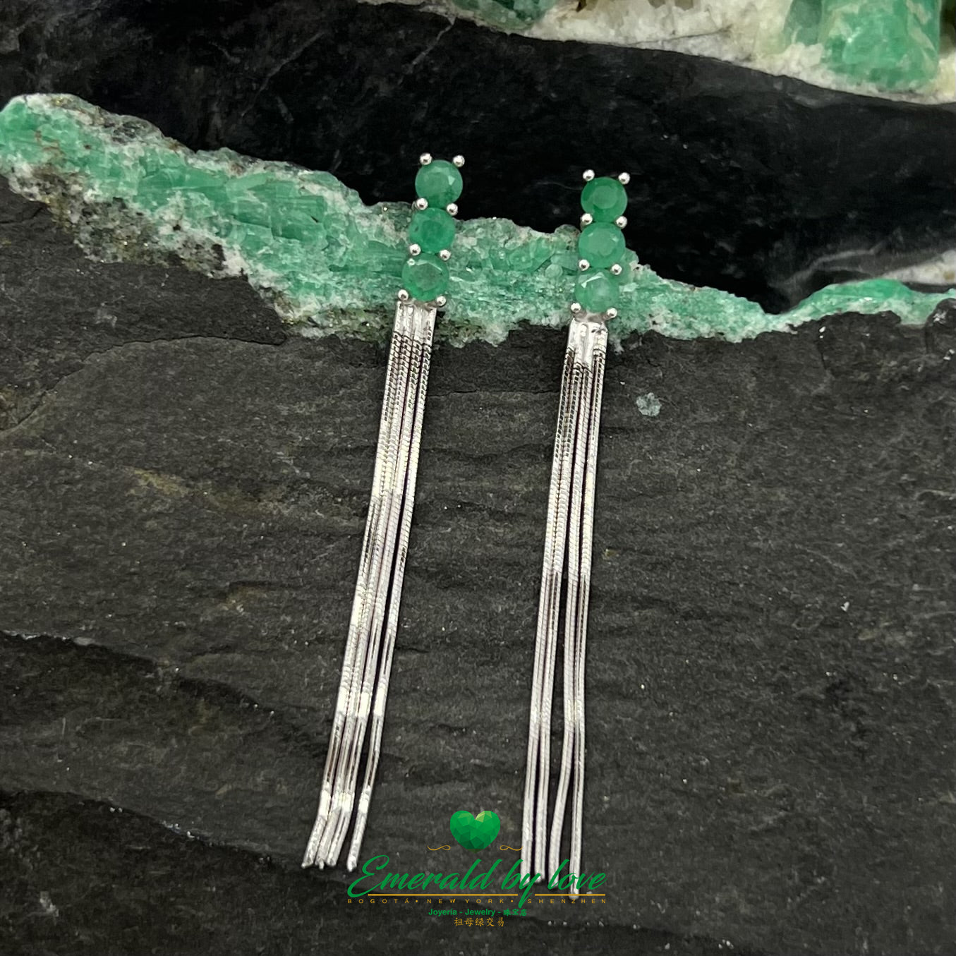 Boucles d'oreilles longues en argent sterling avec émeraudes rondes prêtes pour la fête