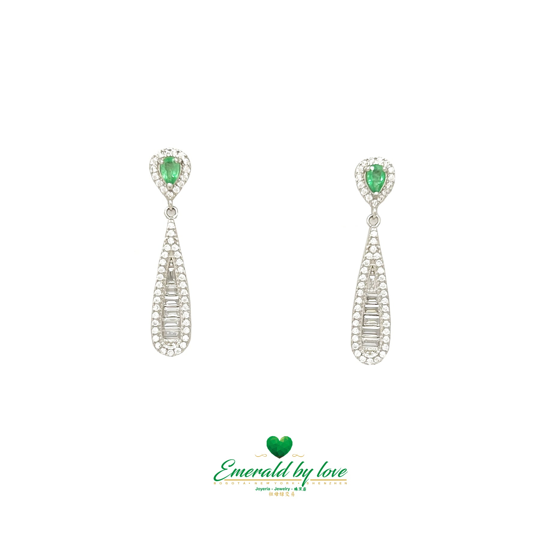 Boucles d'oreilles pendantes allongées et élégantes avec de superbes émeraudes en forme de larme entourées
