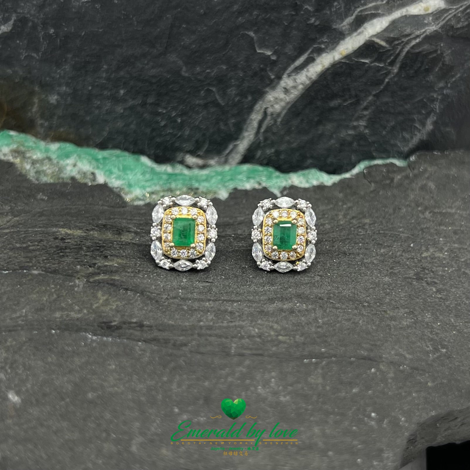 Pendientes Rectangulares de Plata de Ley con Baño de Oro y Esmeralda Baguette Central