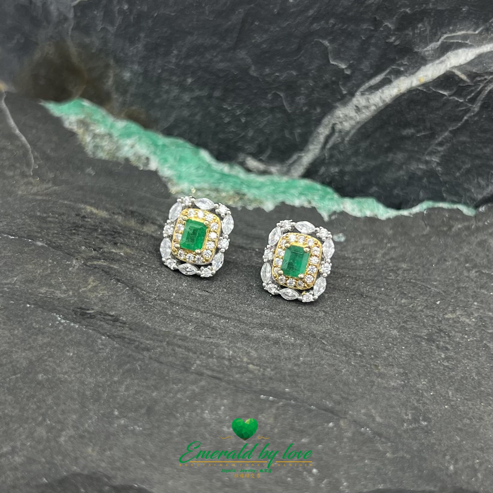 Pendientes Rectangulares de Plata de Ley con Baño de Oro y Esmeralda Baguette Central