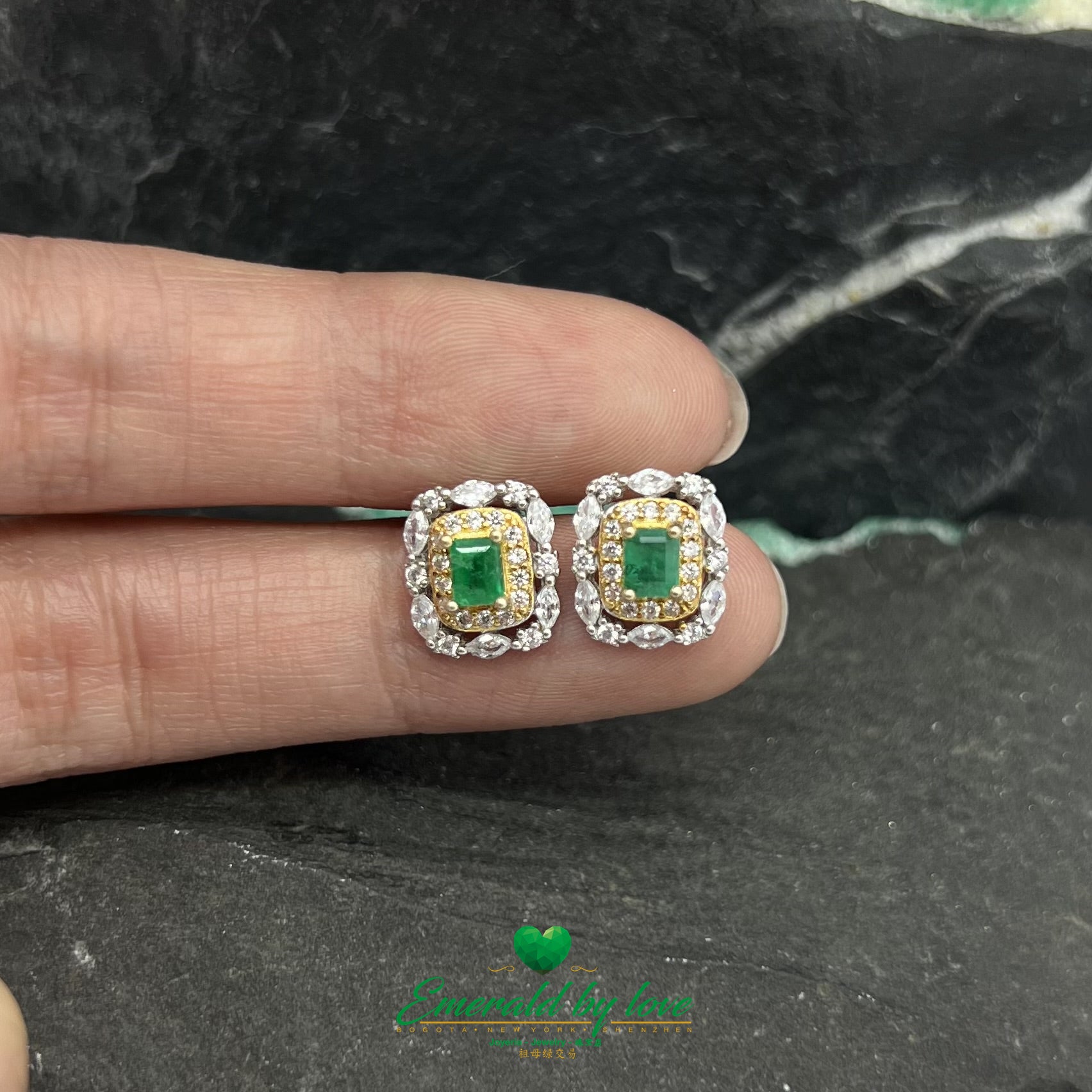 Pendientes Rectangulares de Plata de Ley con Baño de Oro y Esmeralda Baguette Central
