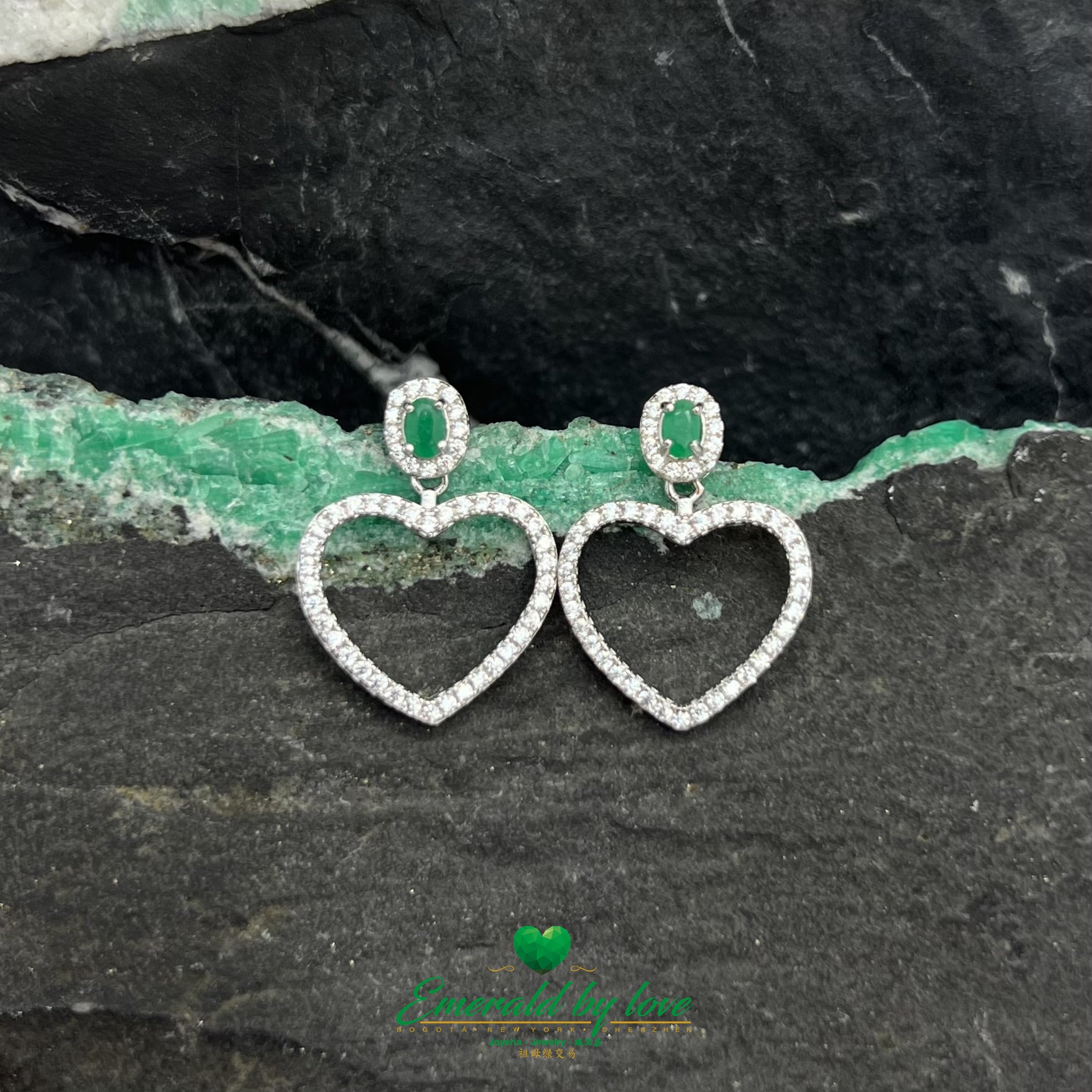 Pendientes Divinos Largos de Plata de Ley en Forma de Corazón con Esmeralda Ovalada Central