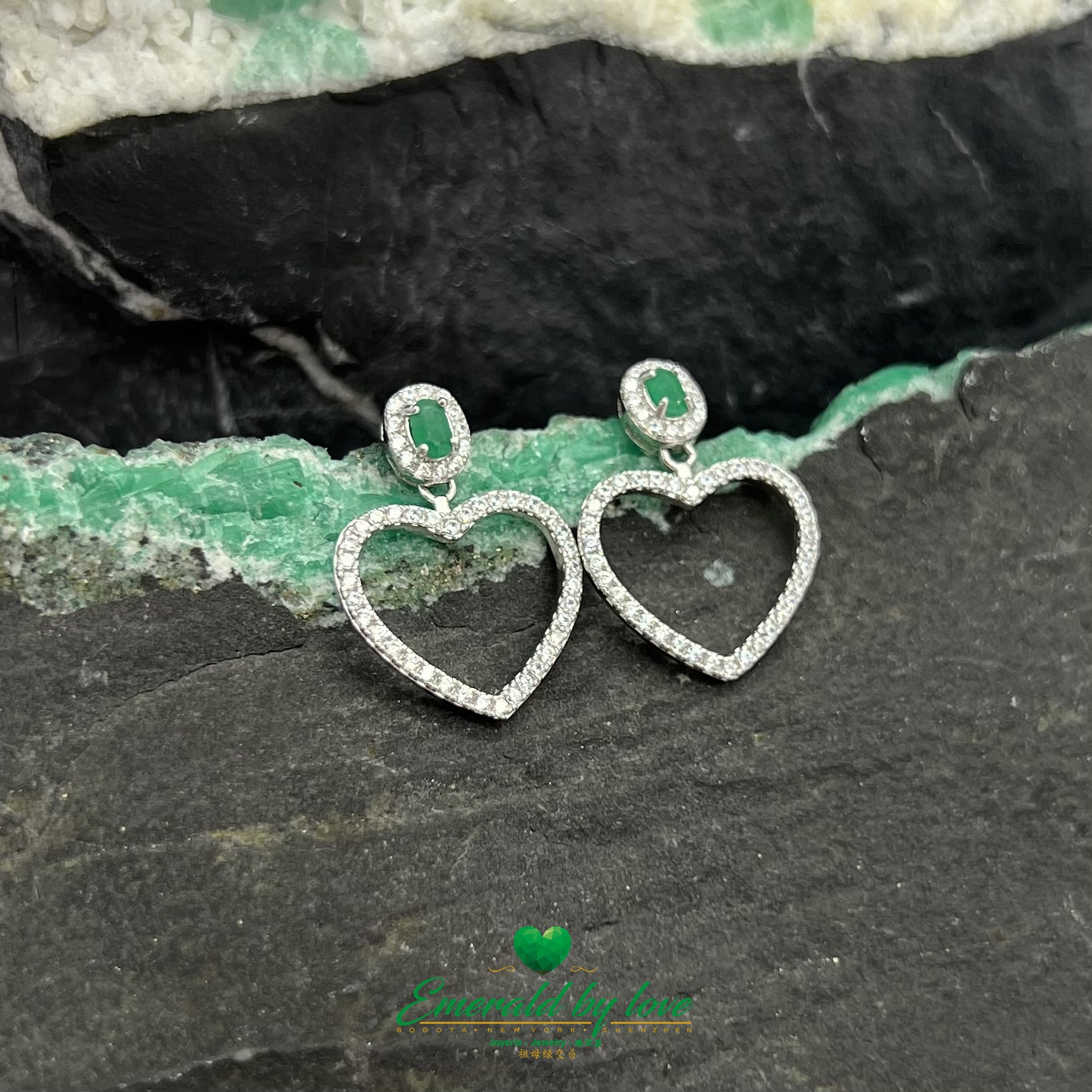 Pendientes Divinos Largos de Plata de Ley en Forma de Corazón con Esmeralda Ovalada Central
