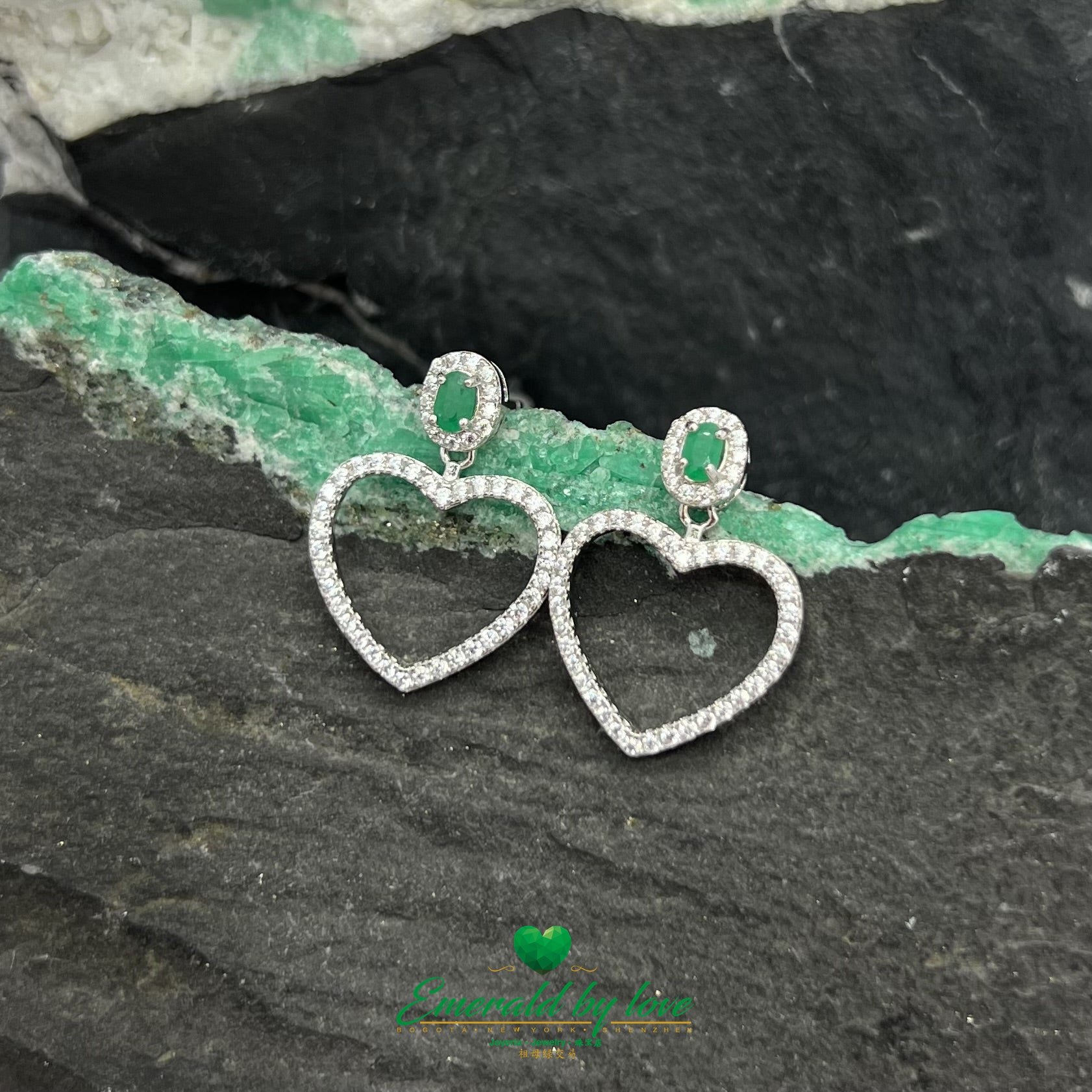 Pendientes Divinos Largos de Plata de Ley en Forma de Corazón con Esmeralda Ovalada Central