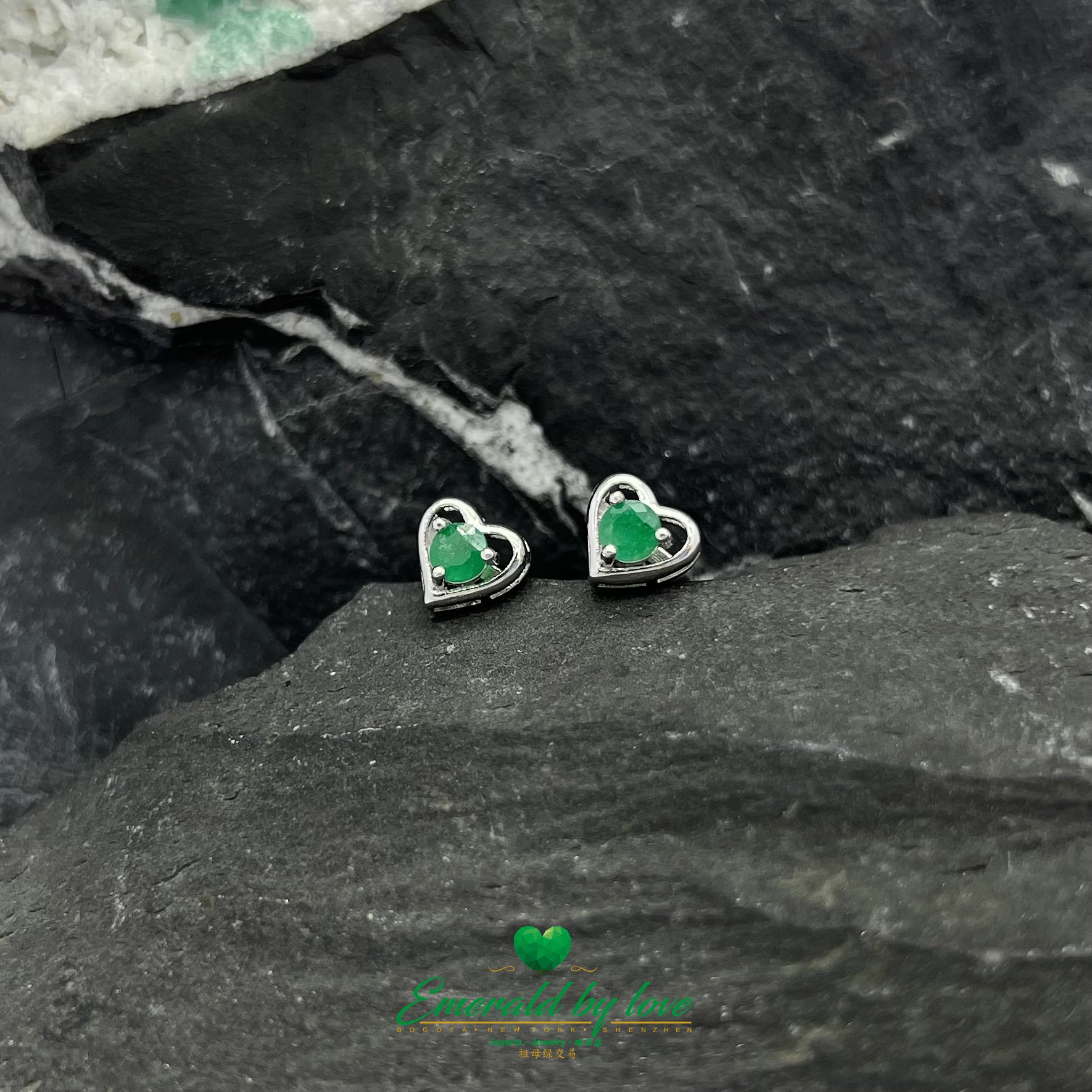 Heart-shaped Stud Earrings with Round Central Emerald