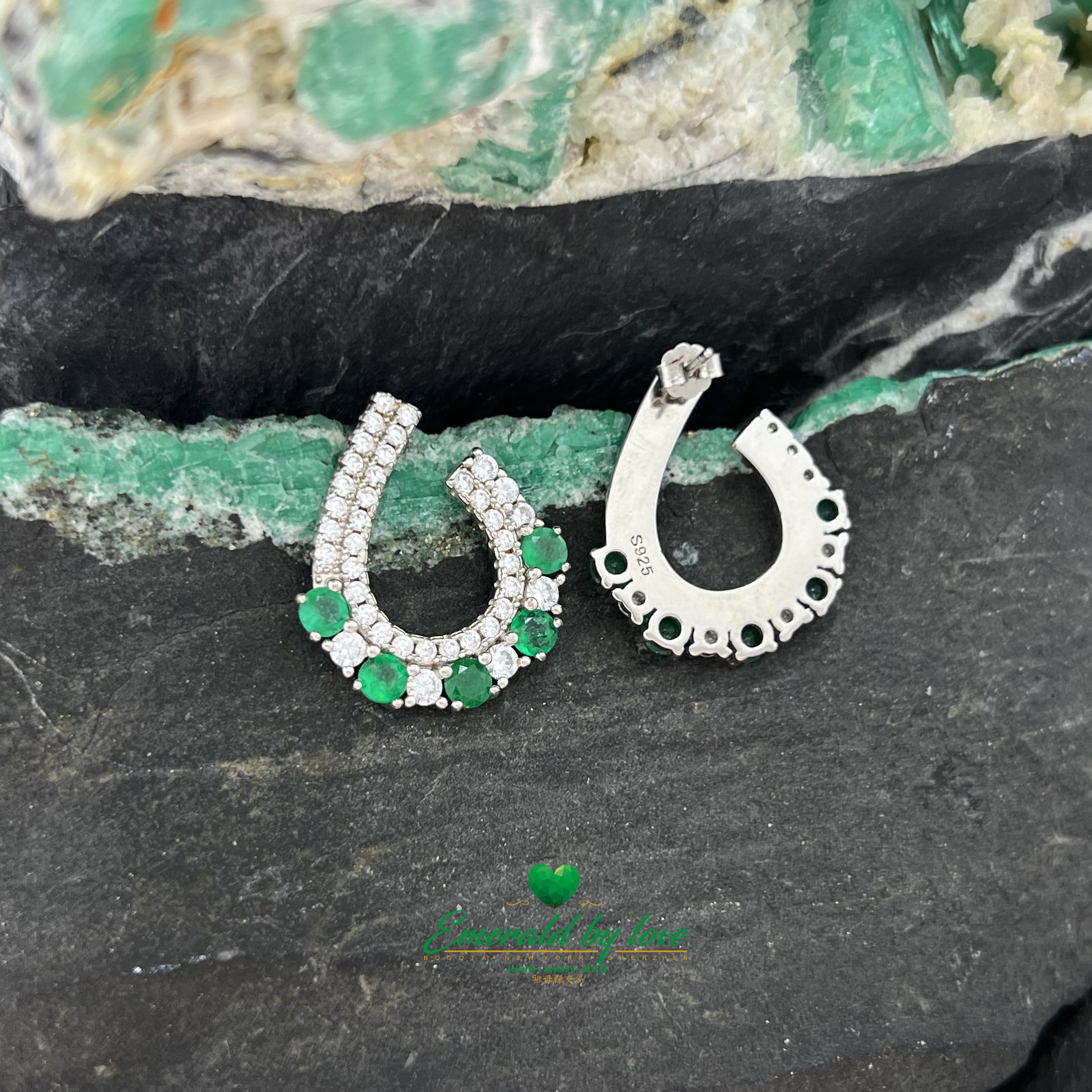 Boucles d'oreilles semi-circulaires glamour avec émeraudes colombiennes rondes