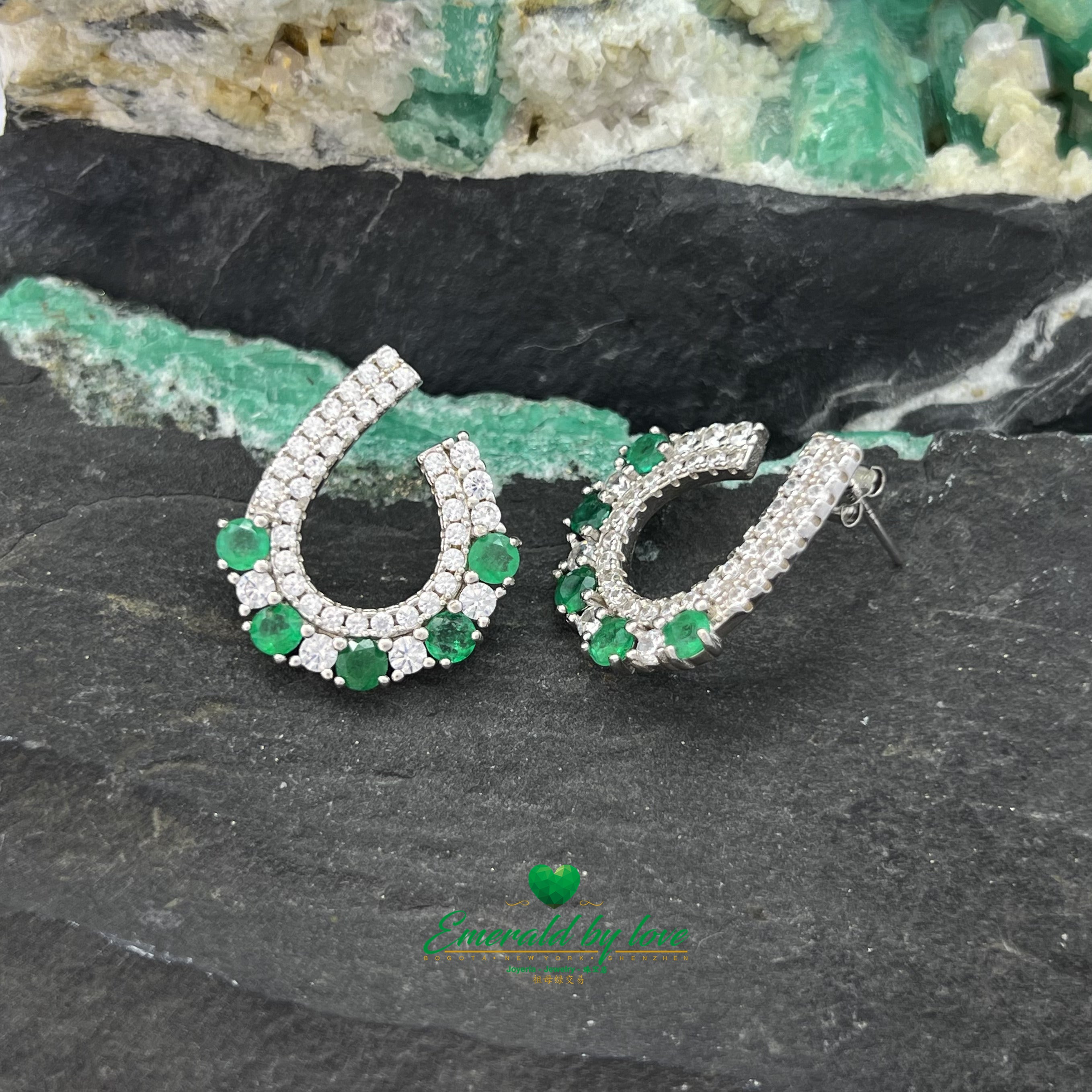 Boucles d'oreilles semi-circulaires glamour avec émeraudes colombiennes rondes
