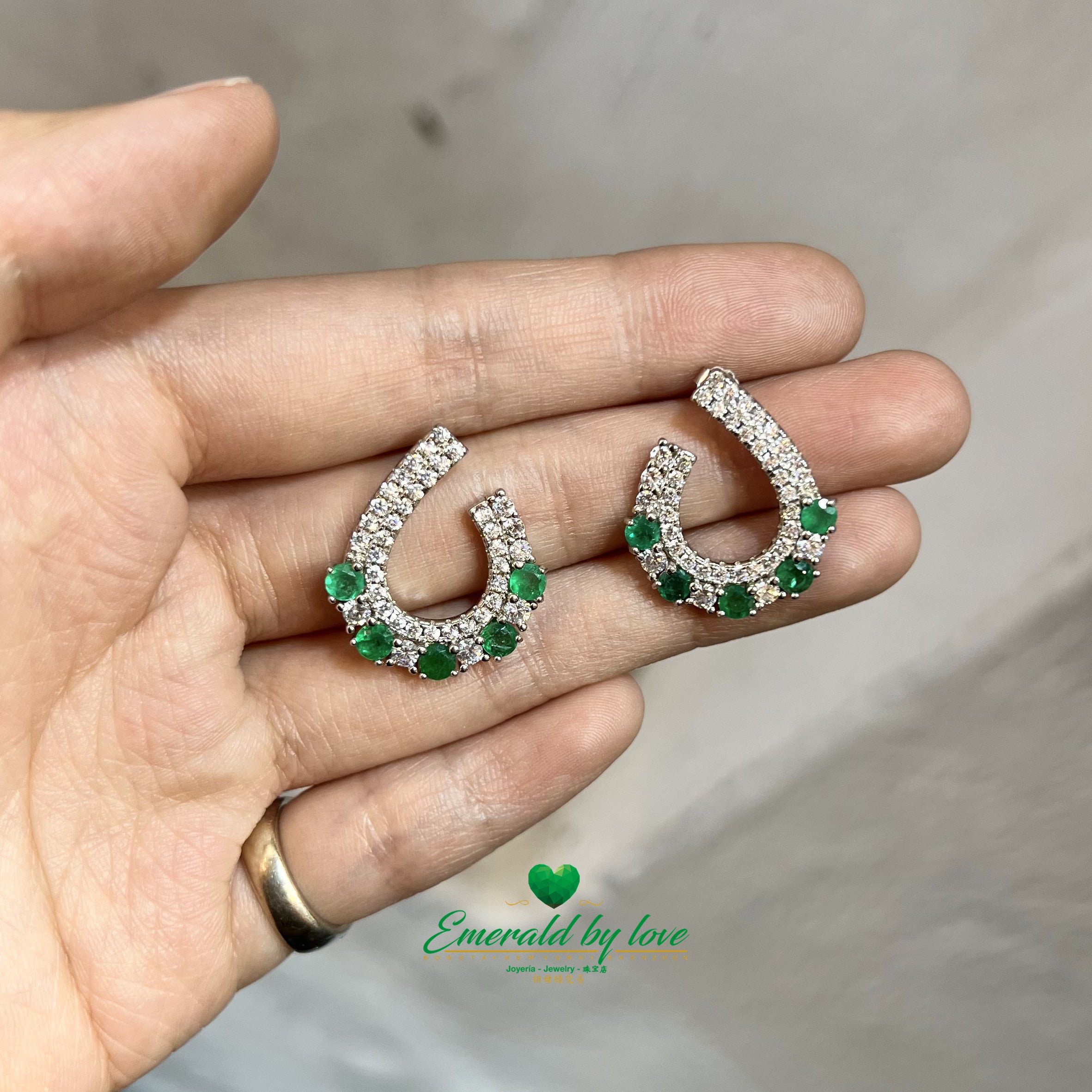Boucles d'oreilles semi-circulaires glamour avec émeraudes colombiennes rondes