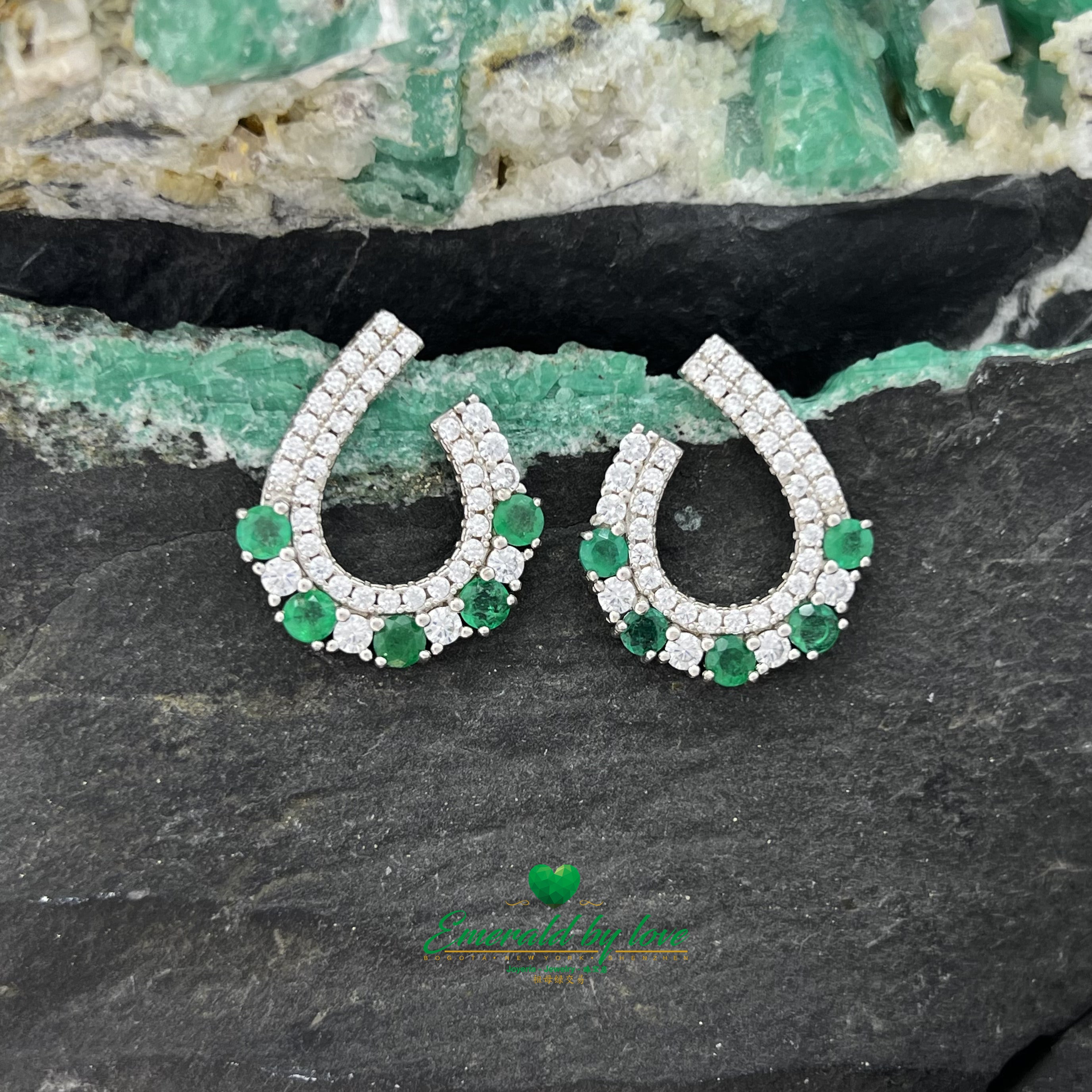 Boucles d'oreilles semi-circulaires glamour avec émeraudes colombiennes rondes