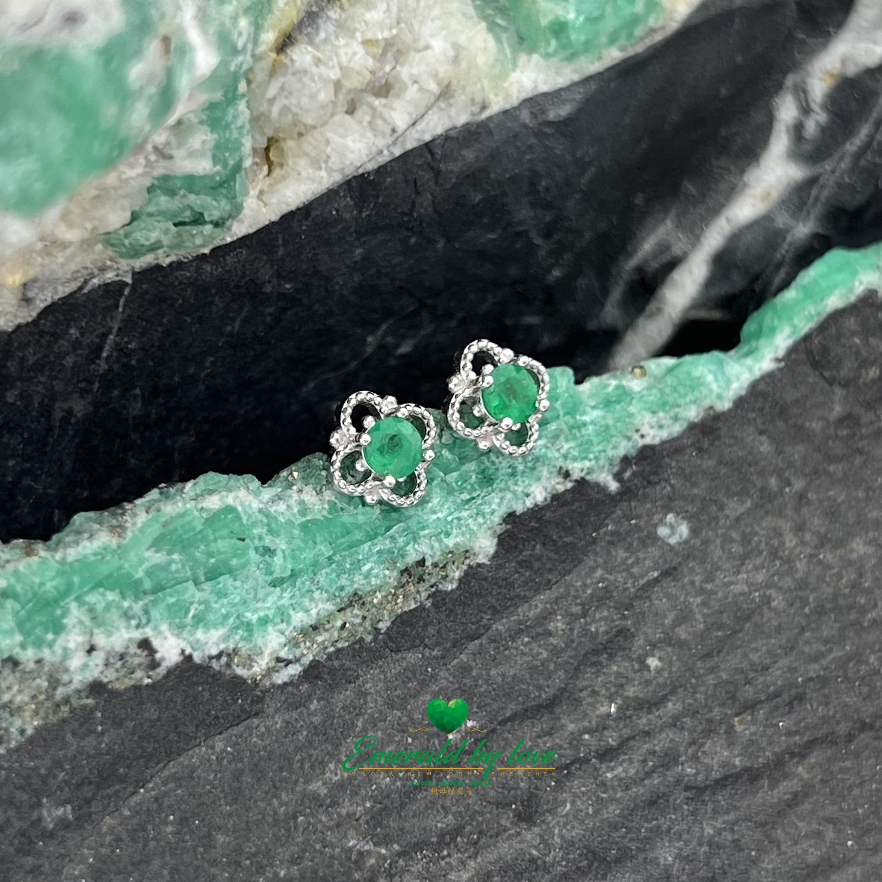 Boucles d'oreilles à petites fleurs à quatre pétales avec émeraude centrale