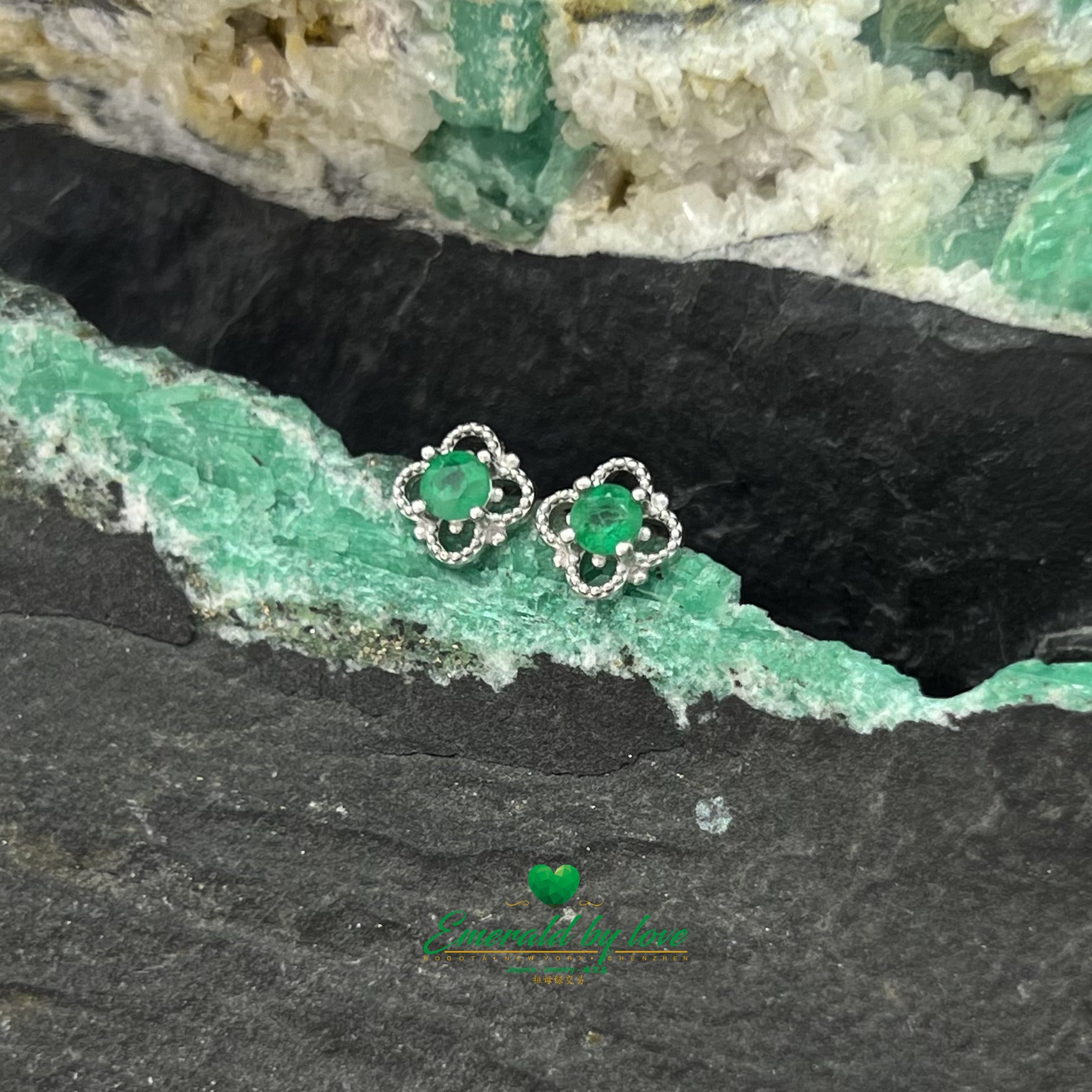 Boucles d'oreilles à petites fleurs à quatre pétales avec émeraude centrale
