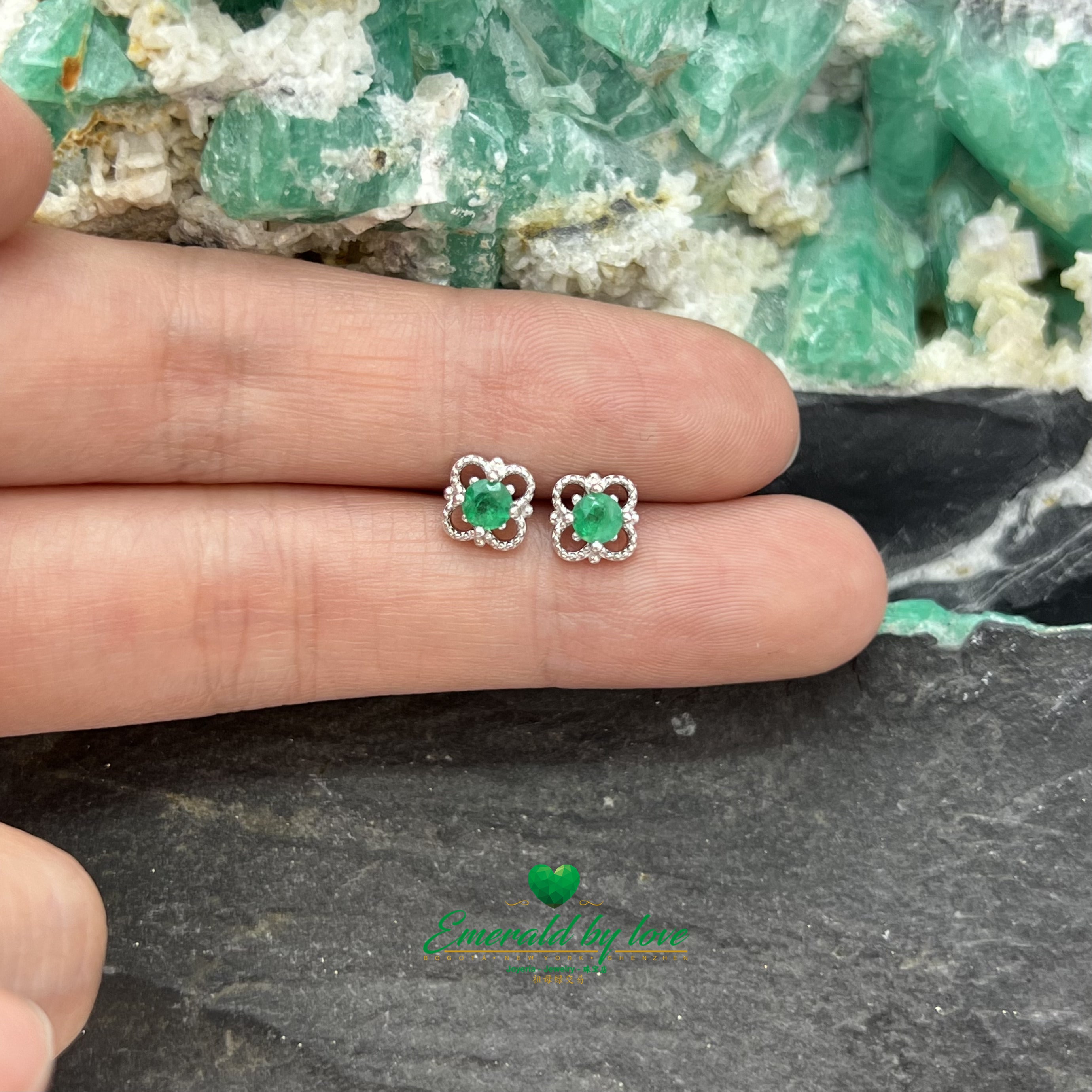 Boucles d'oreilles à petites fleurs à quatre pétales avec émeraude centrale