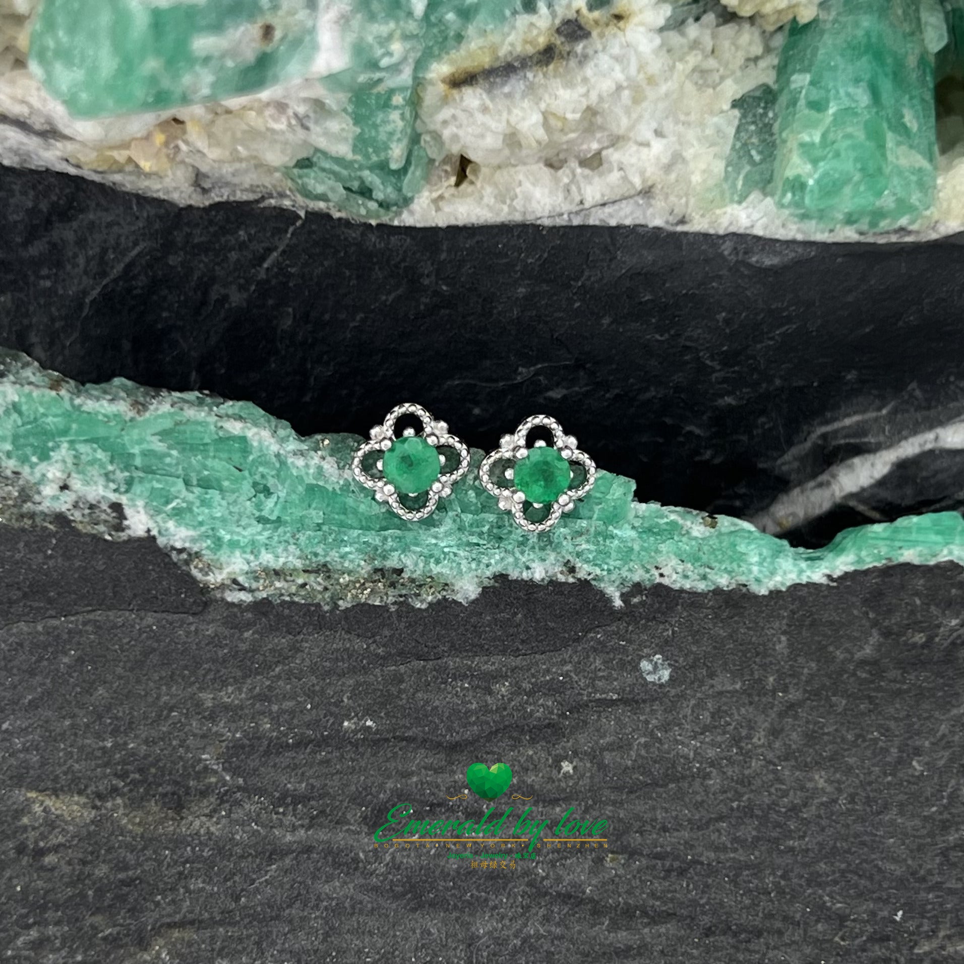 Boucles d'oreilles à petites fleurs à quatre pétales avec émeraude centrale