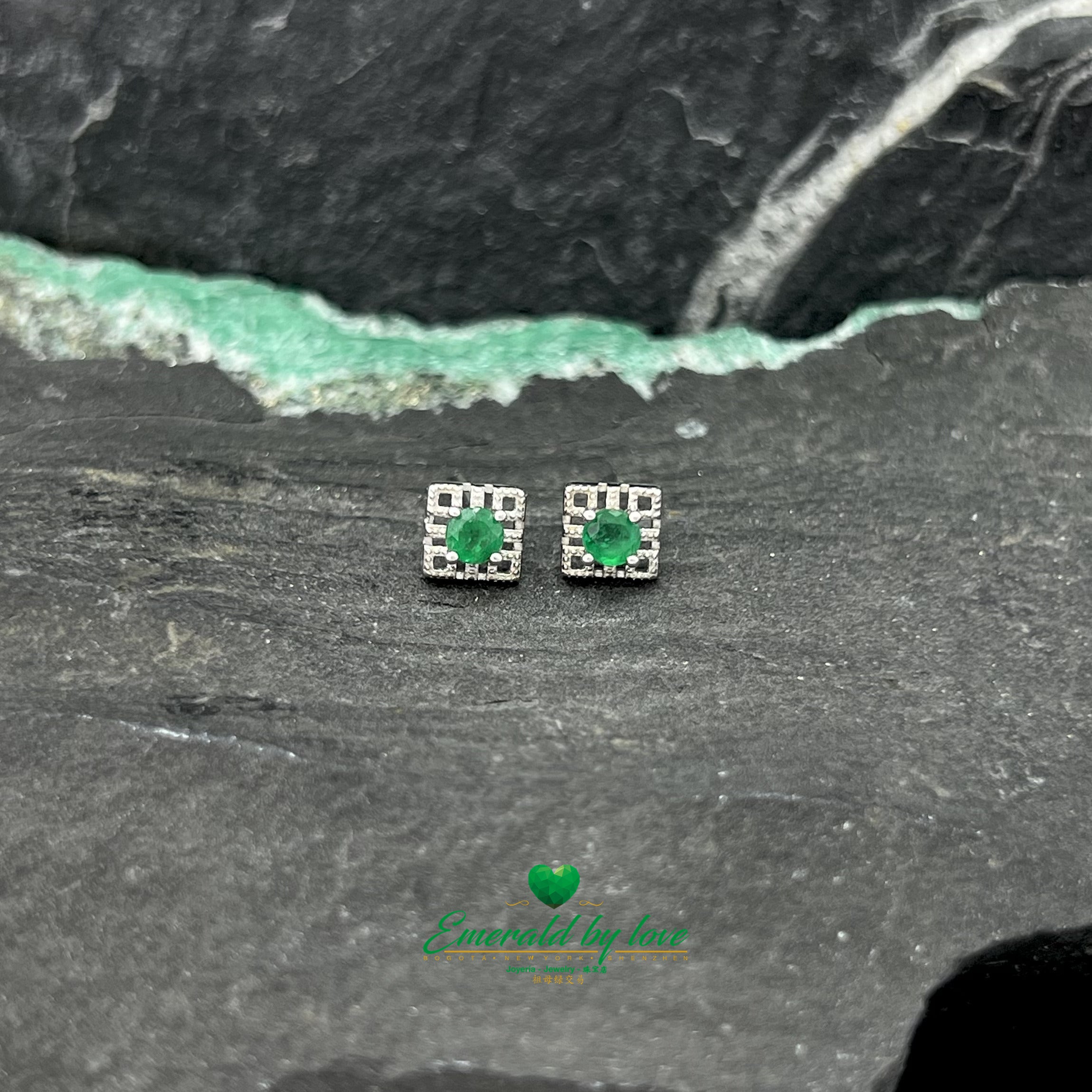 Petites boucles d'oreilles carrées en argent sterling avec émeraudes rondes centrales