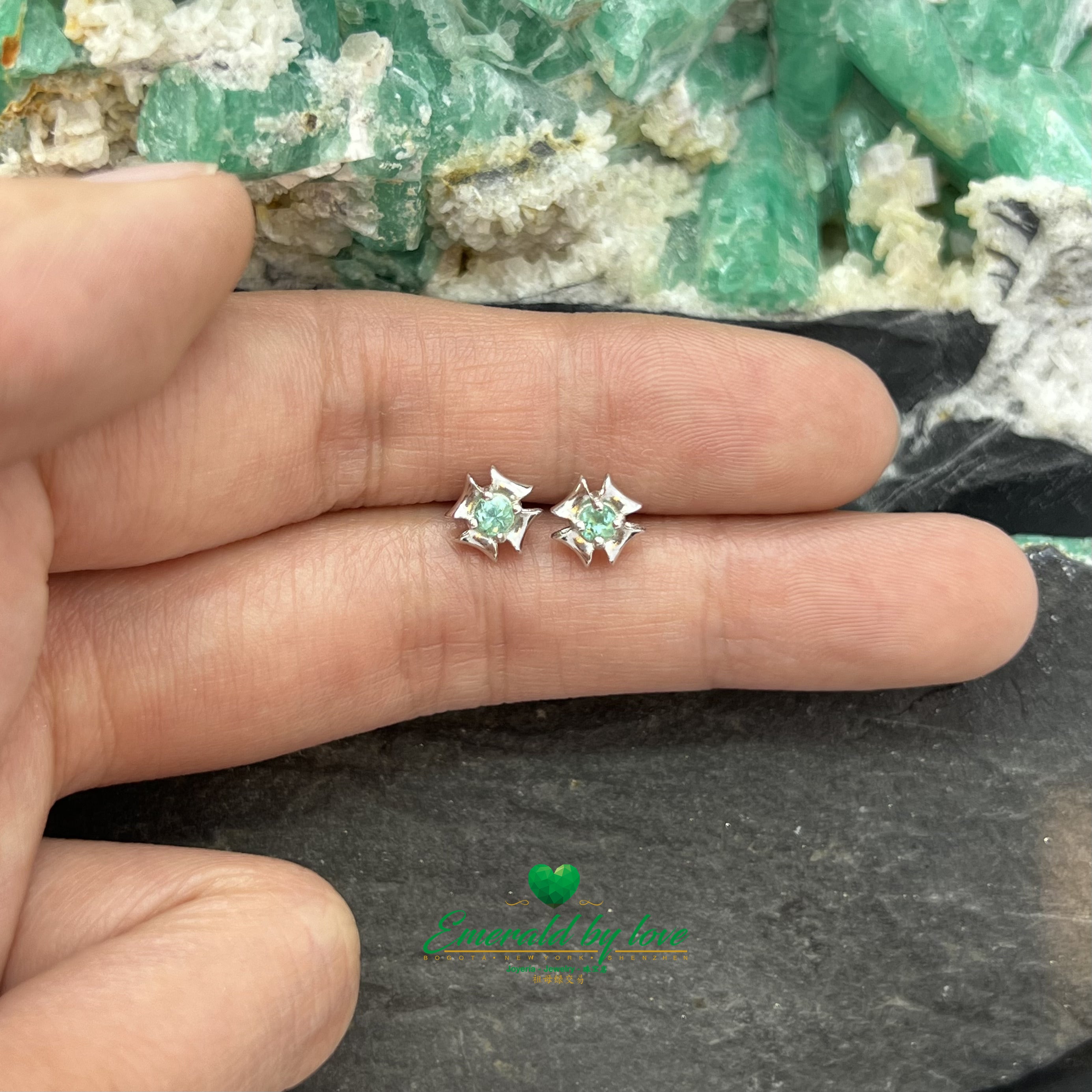 Boucles d'oreilles en forme de fleur avec quatre coins plats et cristal émeraude central