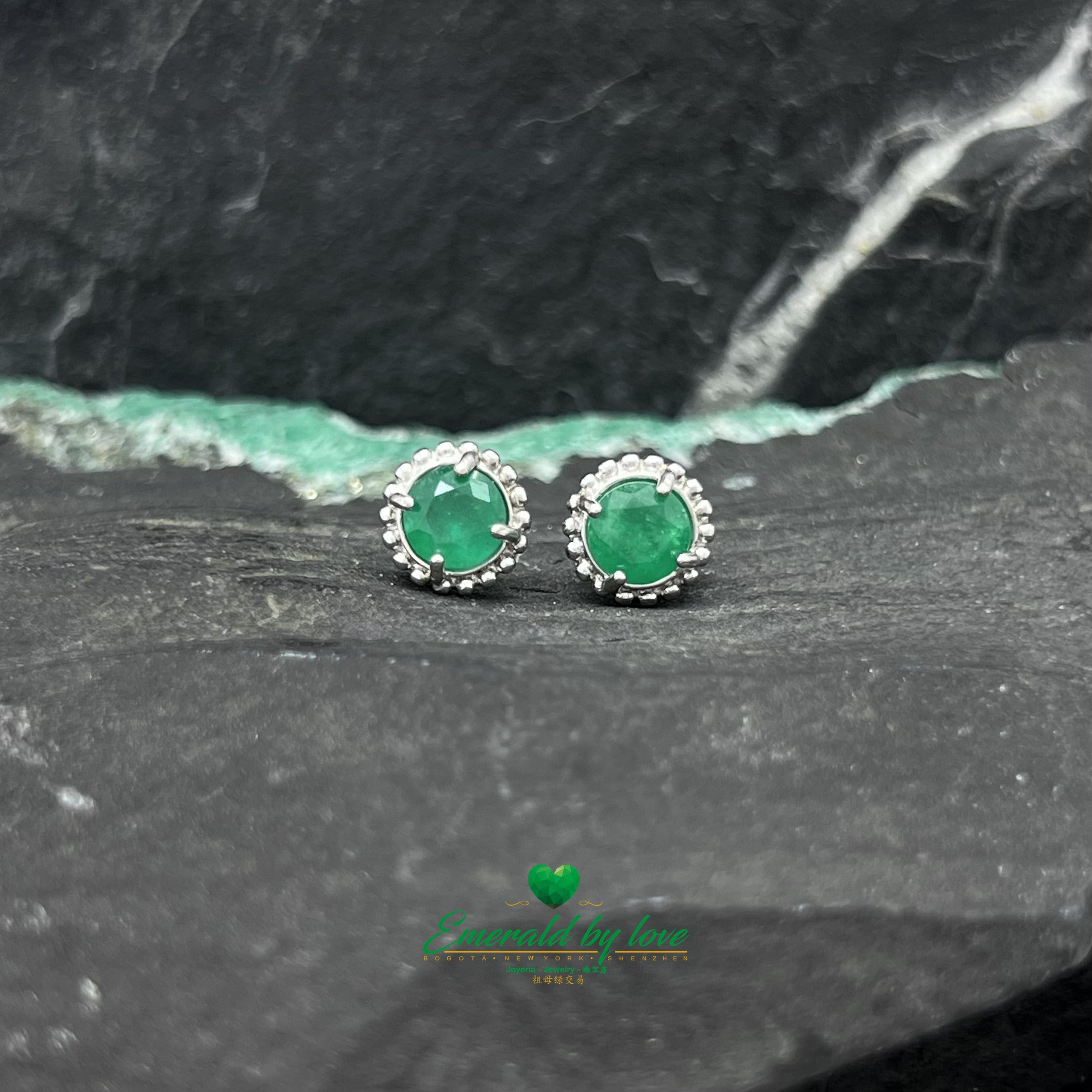 Boucles d'oreilles de style marquise avec centre en émeraude ronde entouré de cercles en argent