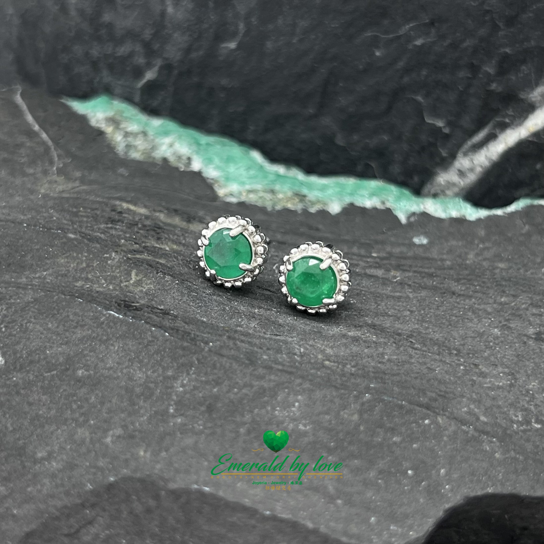 Boucles d'oreilles de style marquise avec centre en émeraude ronde entouré de cercles en argent