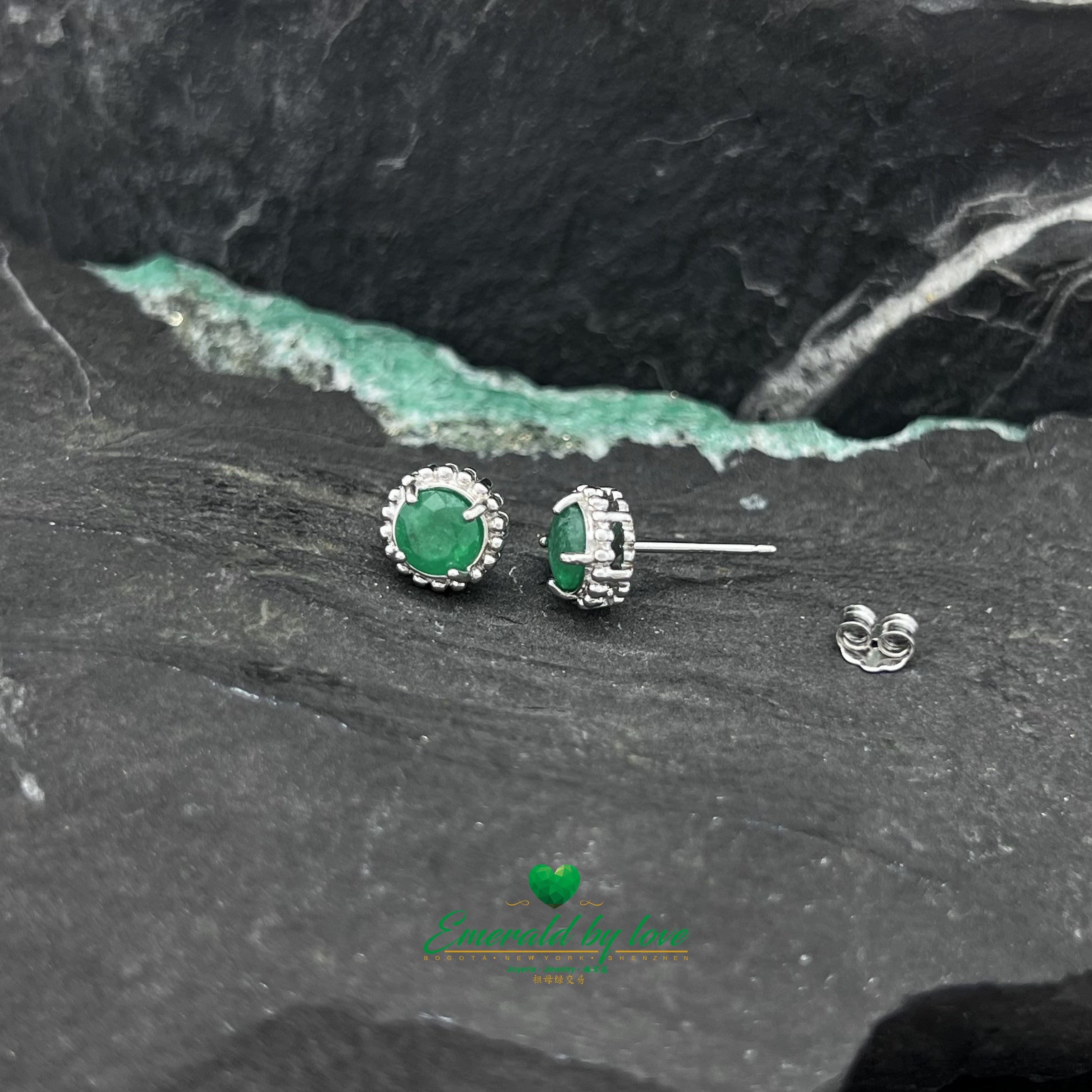 Boucles d'oreilles de style marquise avec centre en émeraude ronde entouré de cercles en argent