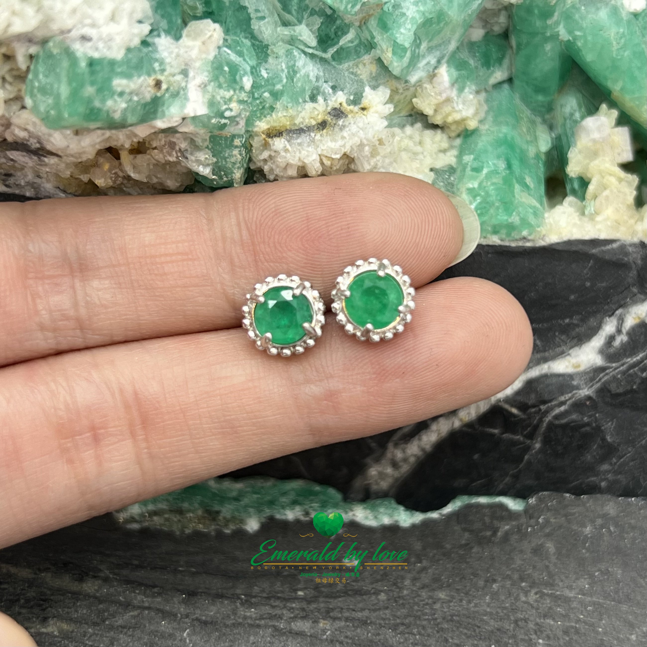 Boucles d'oreilles de style marquise avec centre en émeraude ronde entouré de cercles en argent
