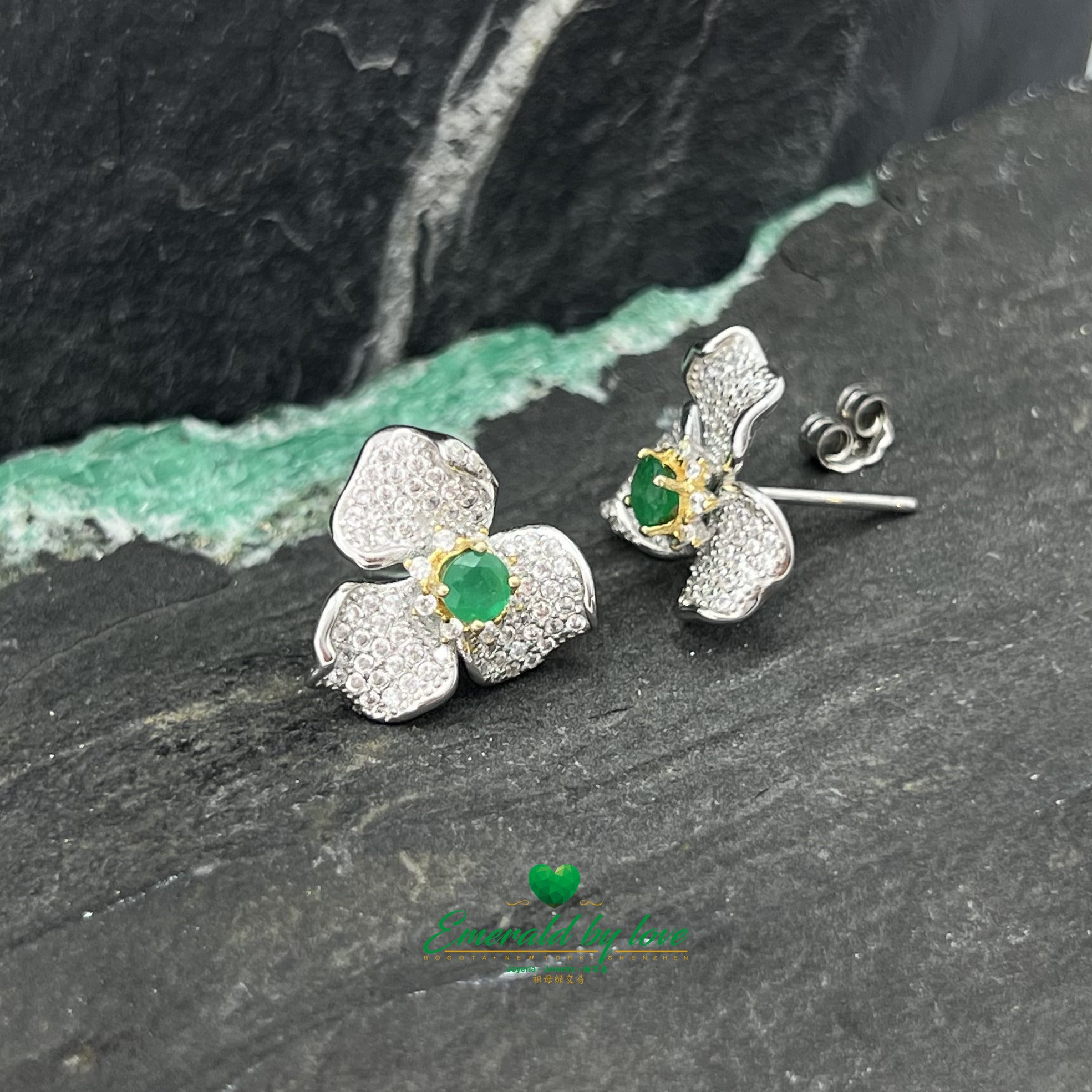 Magnifiques boucles d'oreilles en argent avec orchidée colombienne et pétales en zircone cubique
