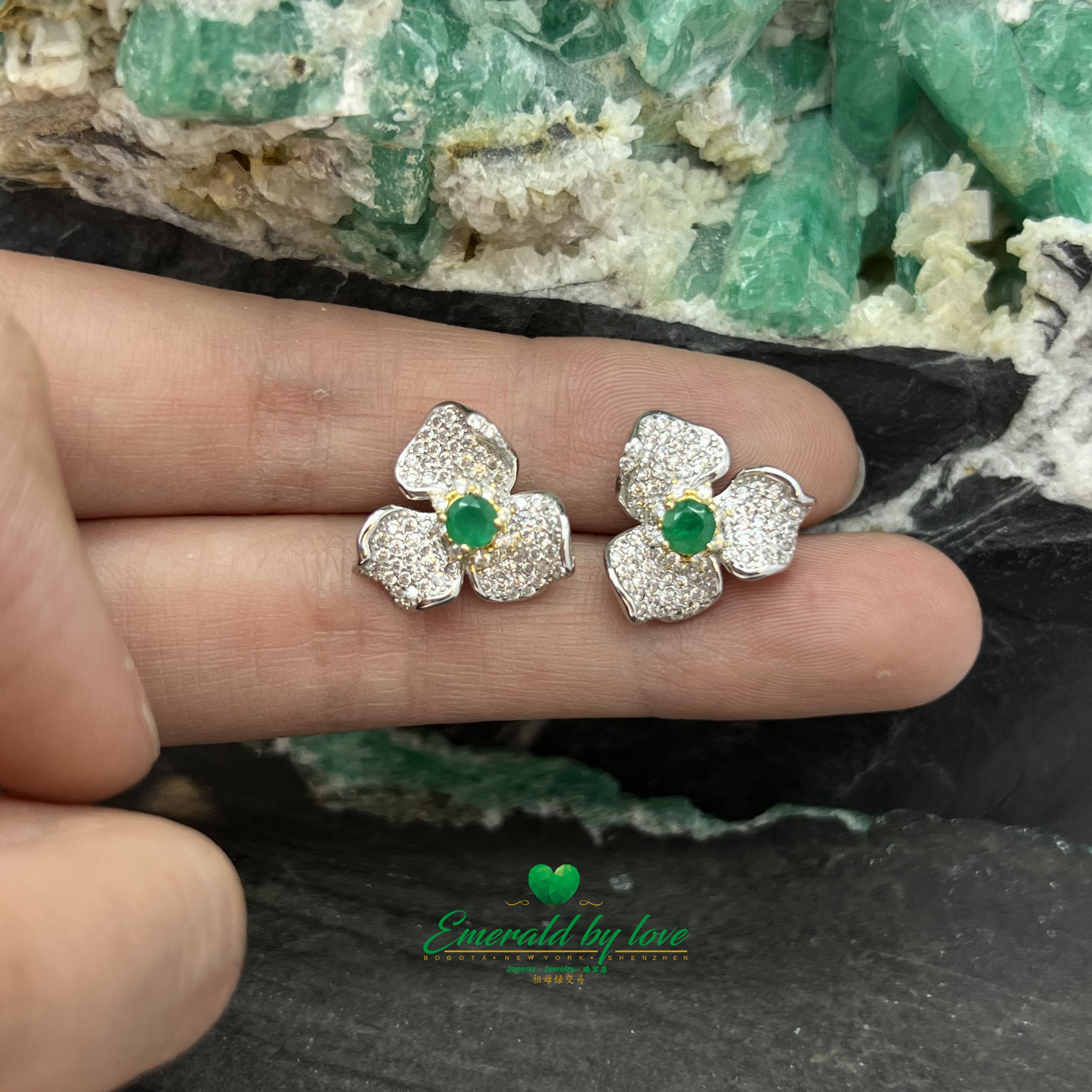 Magnifiques boucles d'oreilles en argent avec orchidée colombienne et pétales en zircone cubique