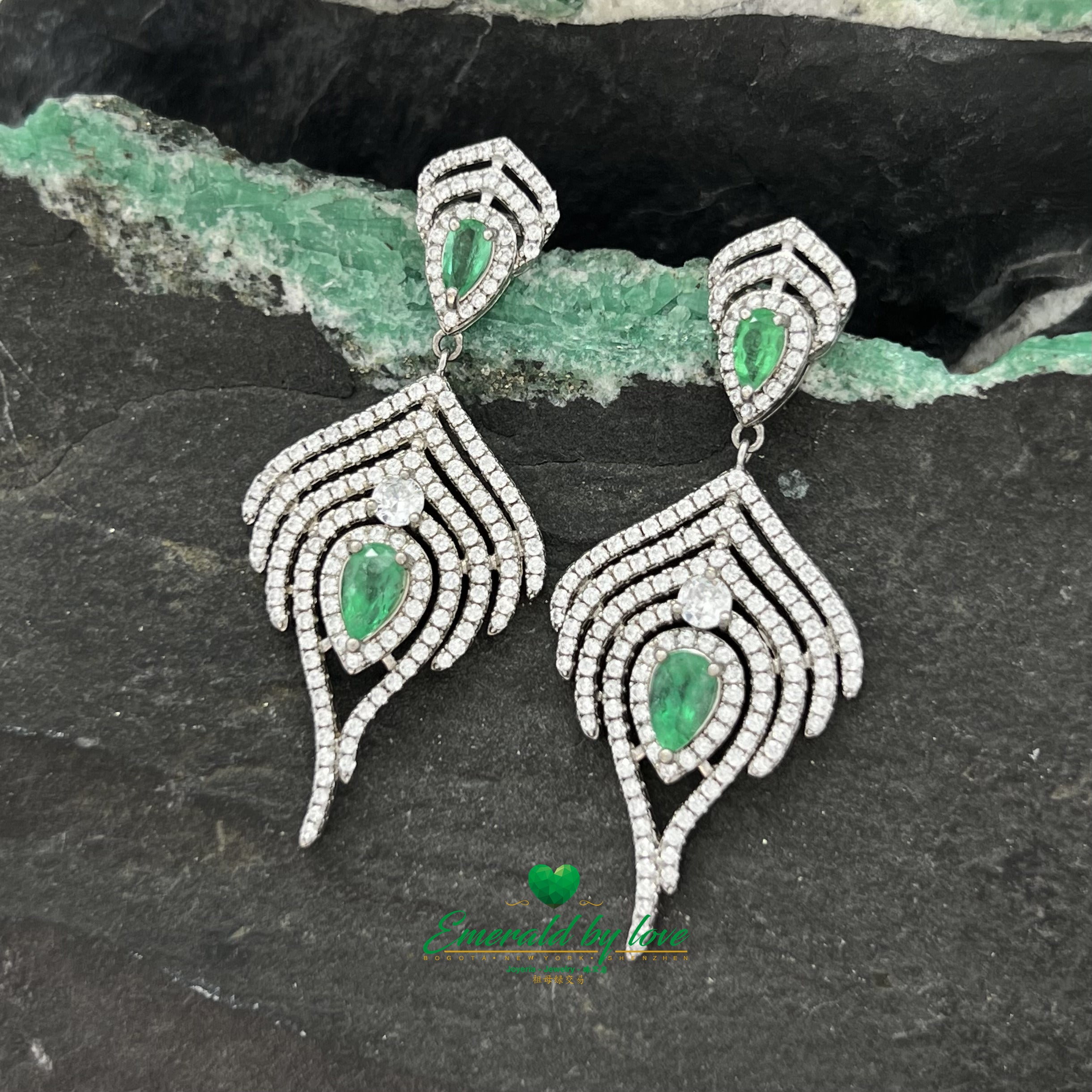 Majestuosos pendientes largos de plata con esmeraldas en forma de lágrima rodeadas de brillantes circonitas en cascada
