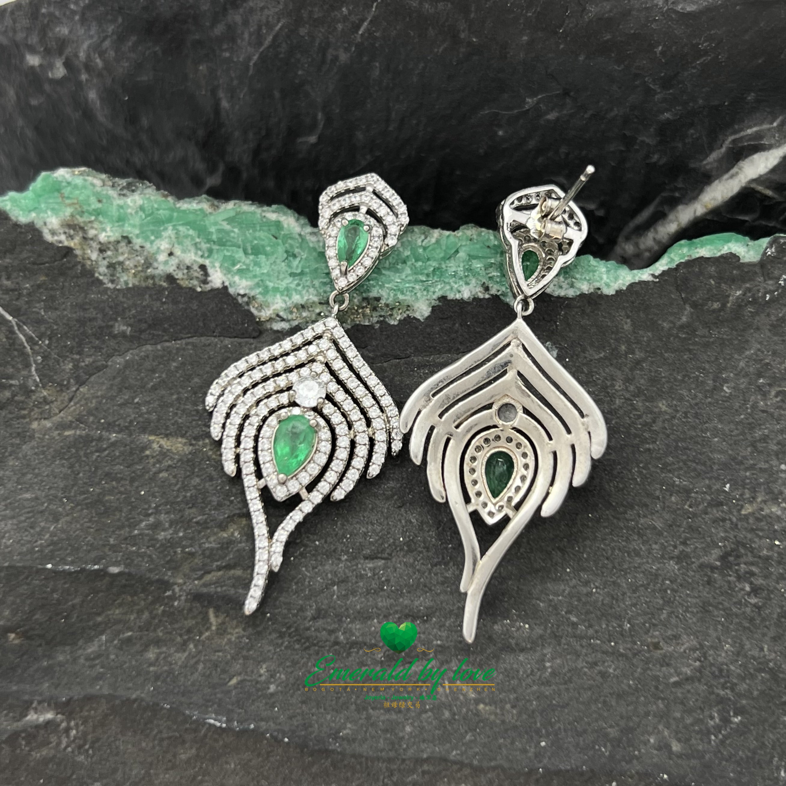 Majestuosos pendientes largos de plata con esmeraldas en forma de lágrima rodeadas de brillantes circonitas en cascada
