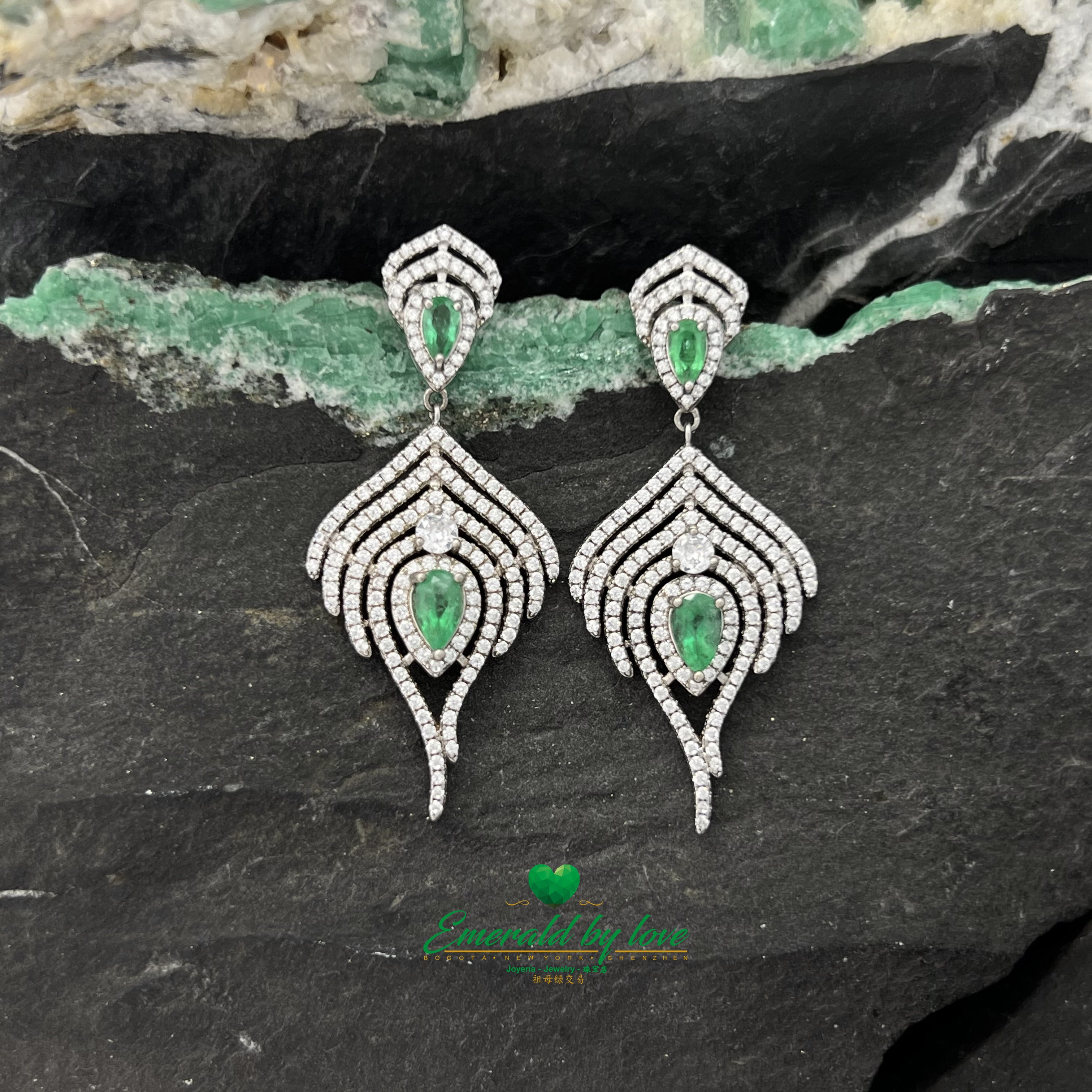 Majestuosos pendientes largos de plata con esmeraldas en forma de lágrima rodeadas de brillantes circonitas en cascada